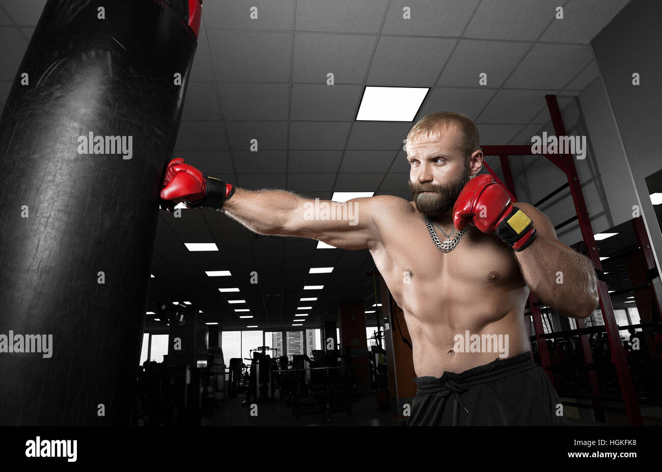 Strong muscular man boxe à la salle de sport. Banque D'Images
