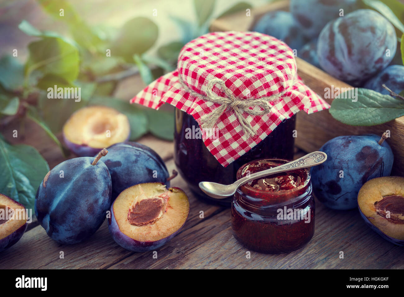 Confiture de prune maison et de fruits sur une table en bois. Photo de style rétro. Banque D'Images