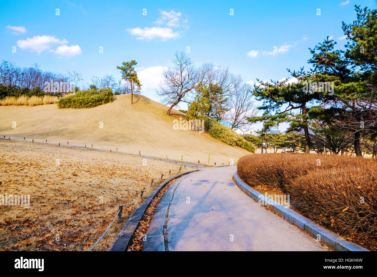 Sentier de randonnée sur une journée ensoleillée dans le Parc olympique de Séoul en Corée du Sud Banque D'Images