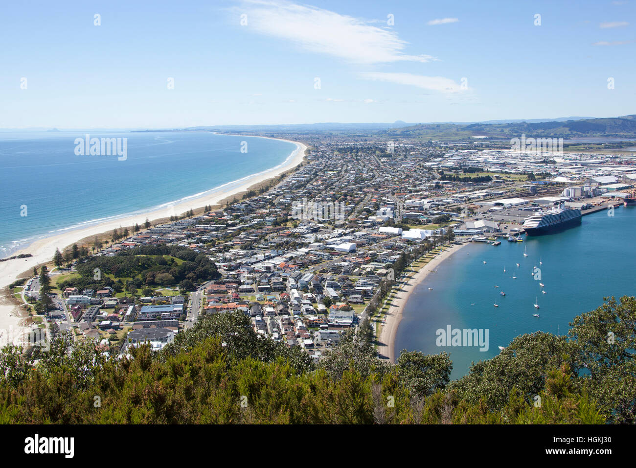 La vue depuis le haut de la monture pour Mount Maunganui resort town (Tauranga). Banque D'Images