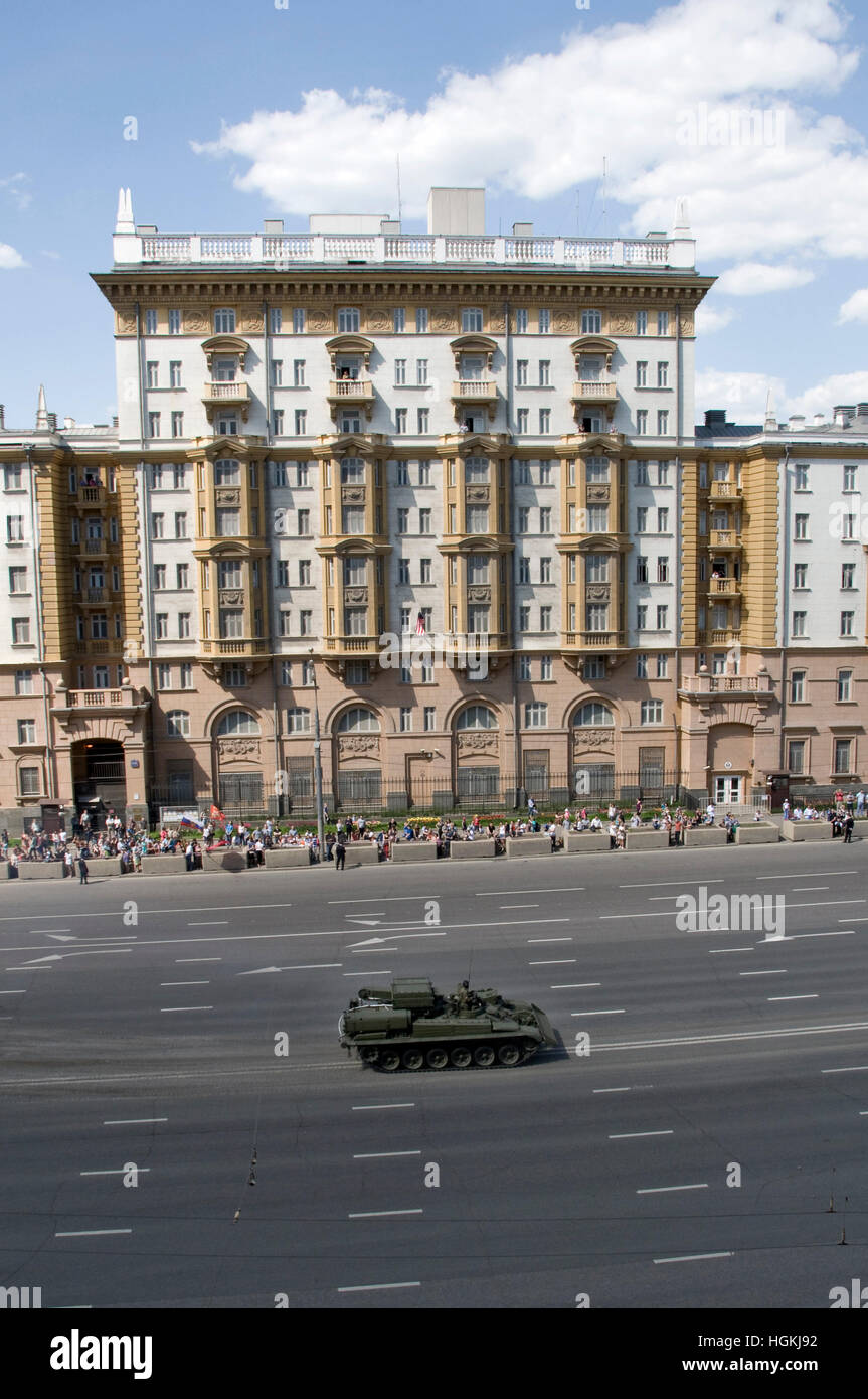 Un réservoir russe depuis les lecteurs de l'ambassade américaine à Moscou le jour de la victoire. Banque D'Images