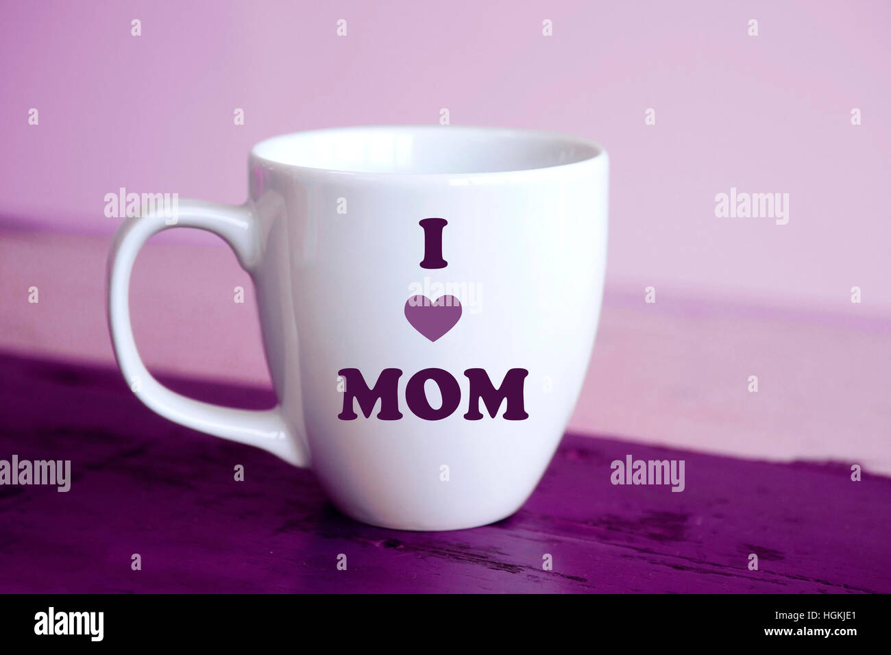 Tasse blanche avec les mots J'aime Maman sur la table en bois Banque D'Images