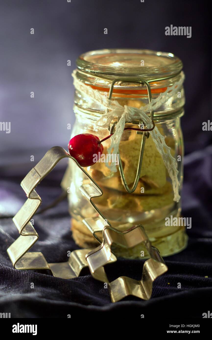 Des biscuits et pain d'épices en forme de coeur - cadeau doux plein d'amour Banque D'Images