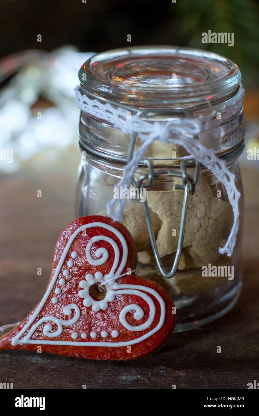 Des biscuits et pain d'épices en forme de coeur - cadeau doux plein d'amour Banque D'Images
