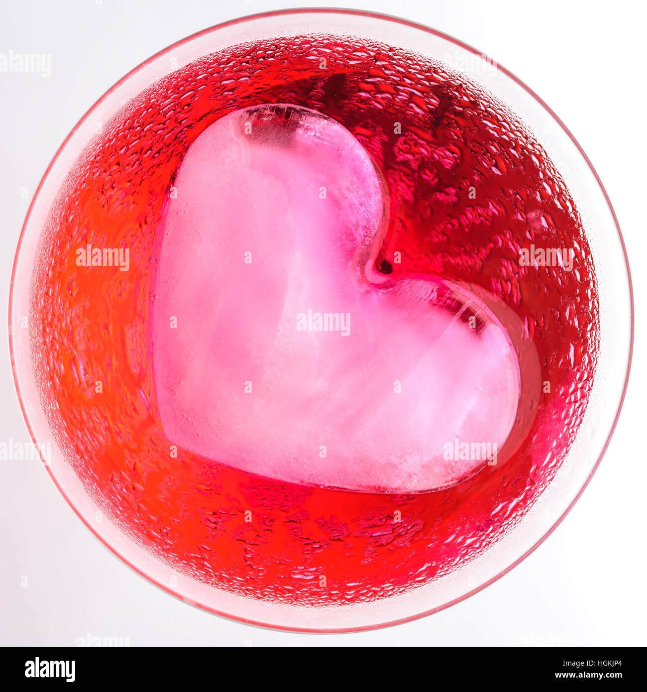 La glace en forme de coeur dans un verre d'eau. Banque D'Images