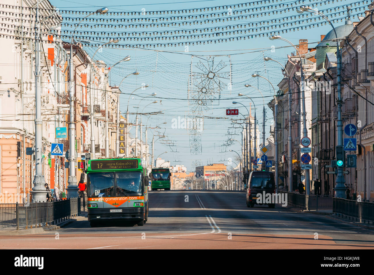 Gomel, Bélarus - 27 Mars 2016 Matin : la circulation sur la rue Sovetskaya à Gomel, Bélarus Banque D'Images