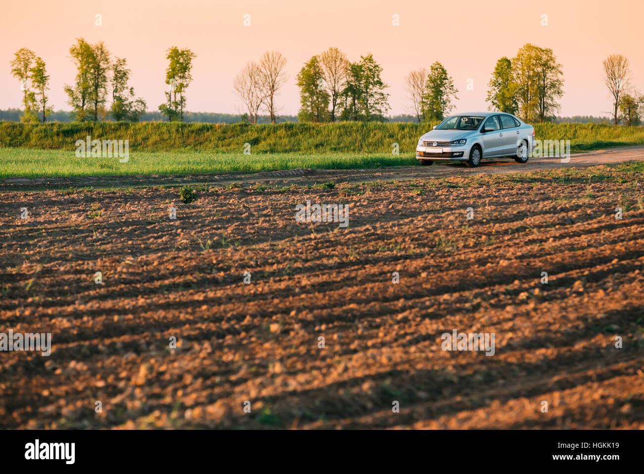 Gomel Belarus 04 Mai 16 Volkswagen Polo Sedan Voiture Gratuit Sur Champ De Ble Coucher Du Gomel Belarus 04 Mai 16 Volkswagen Polo Sedan Voiture Gratuit Sur Champ De Ble Coucher Du