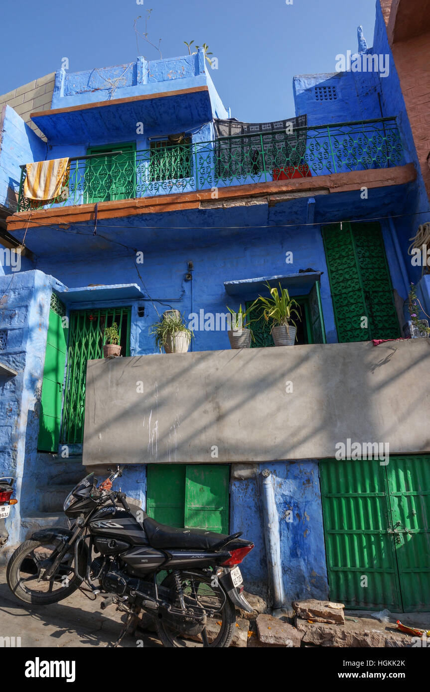 Maisons bleu et les motos à Jodhpur, Rajasthan Banque D'Images