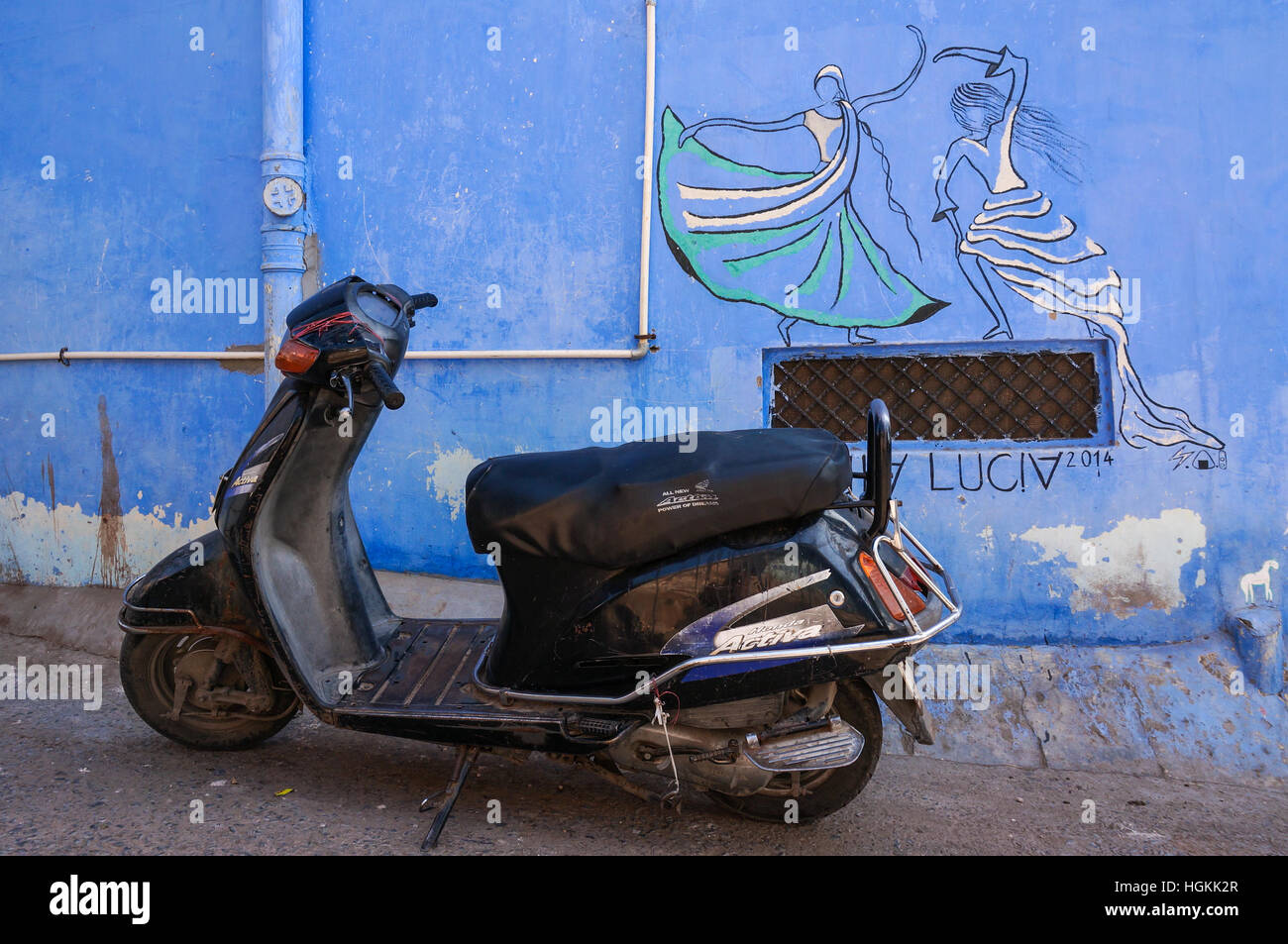 Vieille moto et un mur peint en bleu, l'Inde Jodphur Banque D'Images