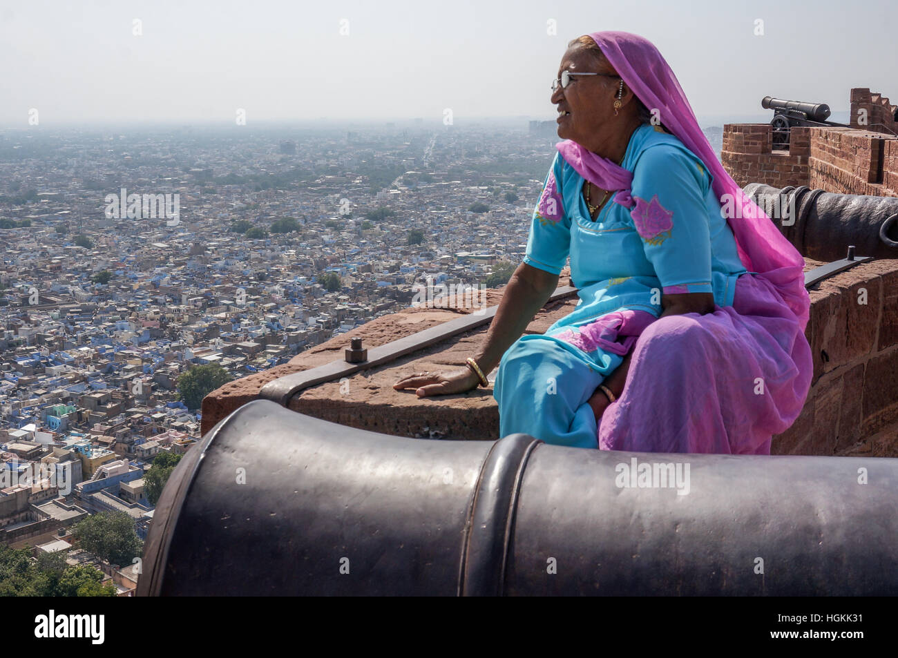 Dame indien surplombant la ville de Jodphur du fort, de l'Inde Banque D'Images