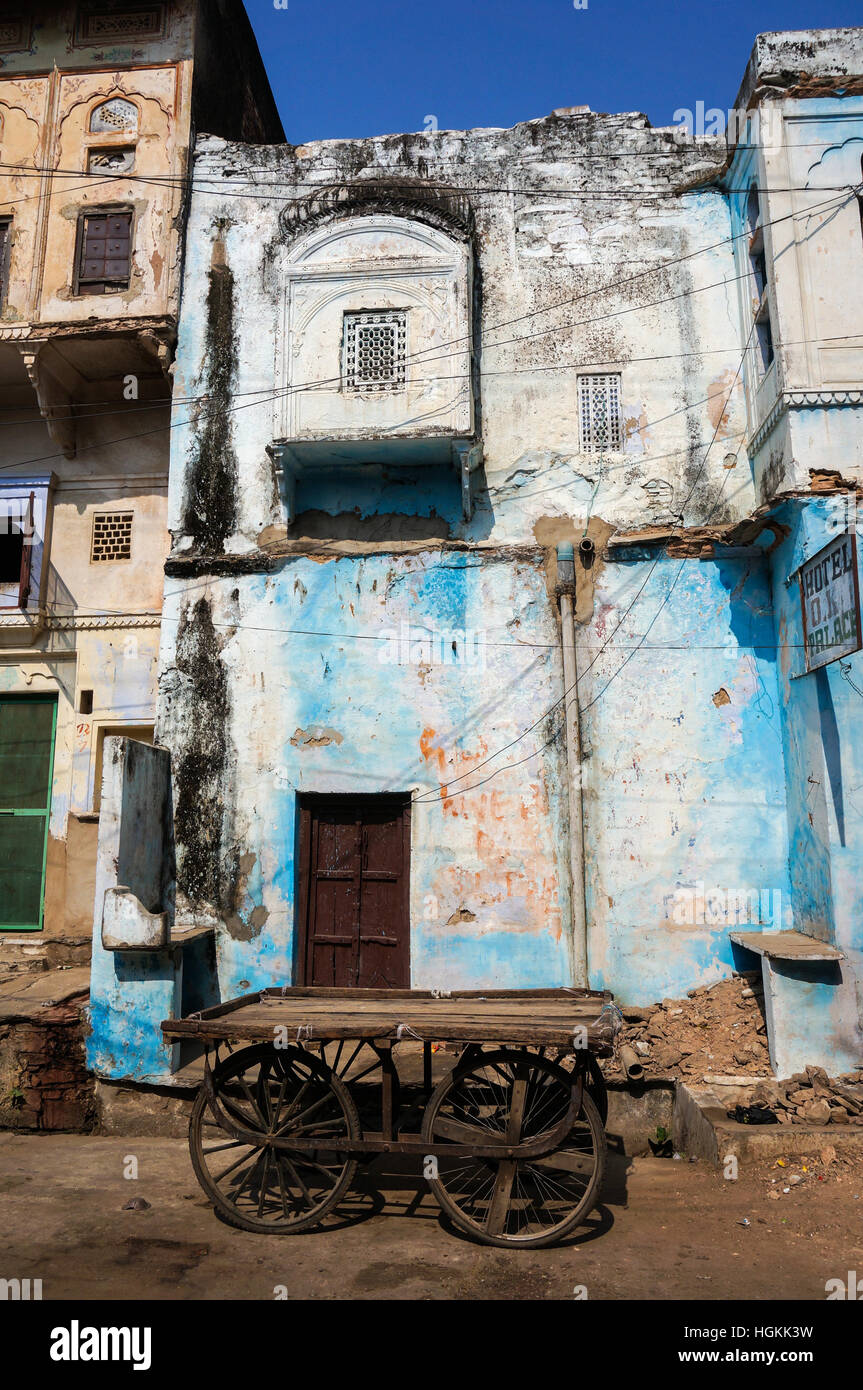 Un panier traditionnel en dehors d'une vieille maison bleue en Jodphur, Rajasthan, Inde Banque D'Images