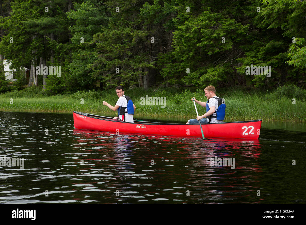 Les hommes canoë dans le Parc National et Lieu historique national Kejimkujik en Nouvelle-Écosse, Canada. Banque D'Images
