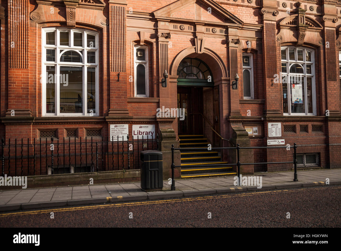 La bibliothèque principale à Darlington léguée à la commune par le famille Pease, aujourd'hui, risque de fermeture de la pêche en raison de compressions budgétaires du Conseil en 2016 Banque D'Images