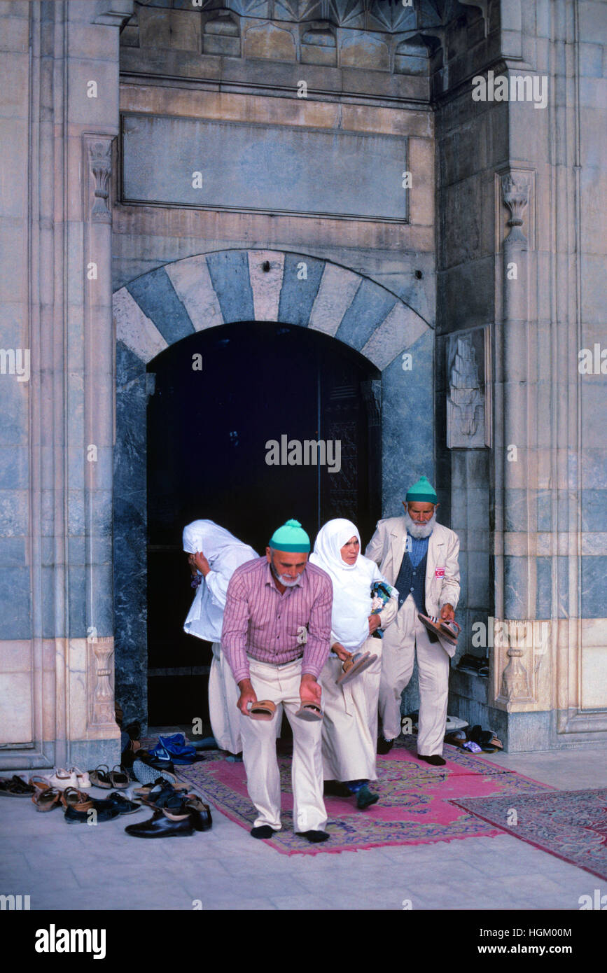 Pèlerins turcs sur pèlerinage annuel ou le hadj à La Mecque devant la musée Mevlana Konya Turquie ou de culte Banque D'Images
