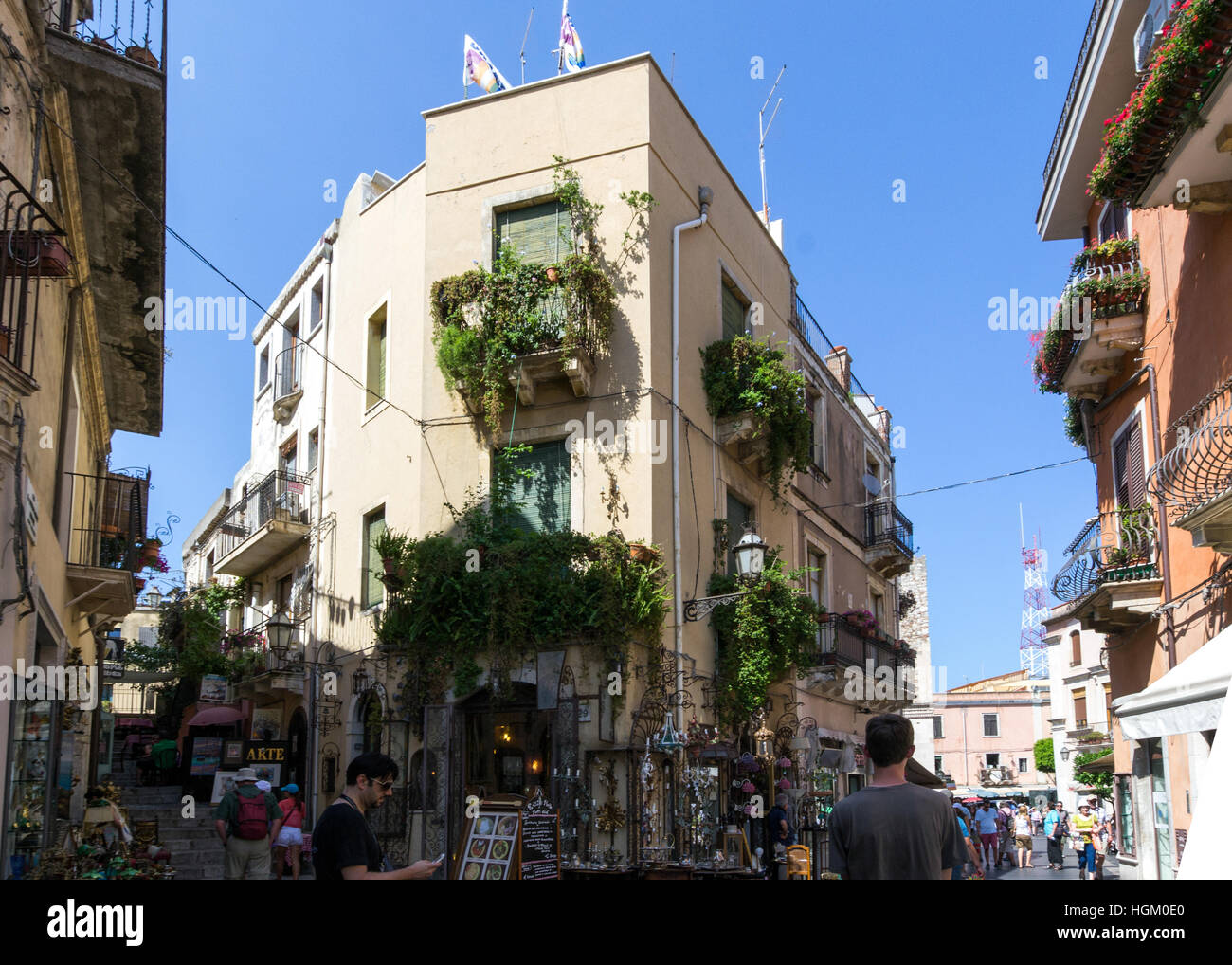 Bâtiment visé dans les plantes et la verdure Banque D'Images