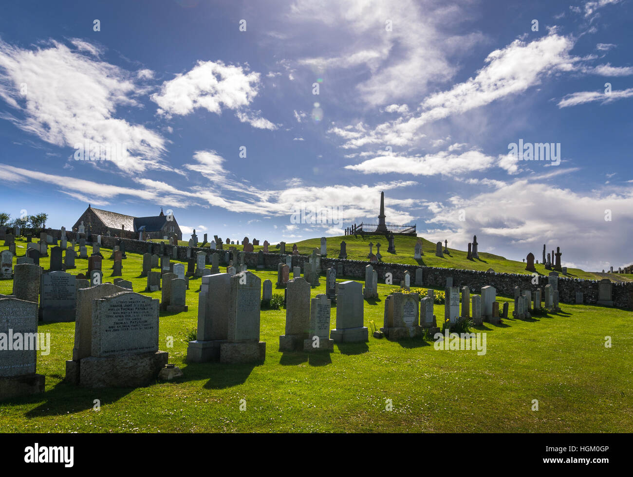 Sous un ciel nuageux de cimetière Banque D'Images