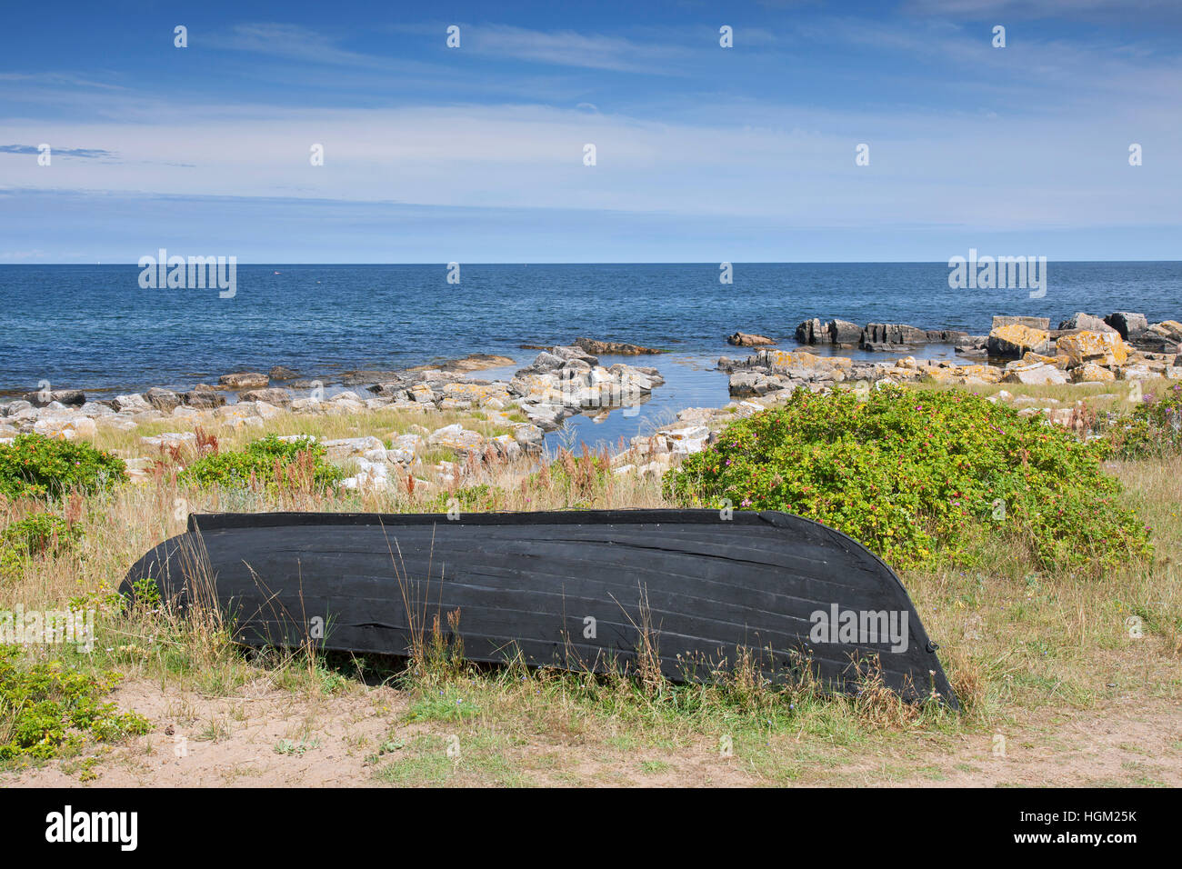Vieille barque en bois le long de la côte de la mer Baltique à Varhallarna, Österlen, Skane / Scania, Suède Banque D'Images