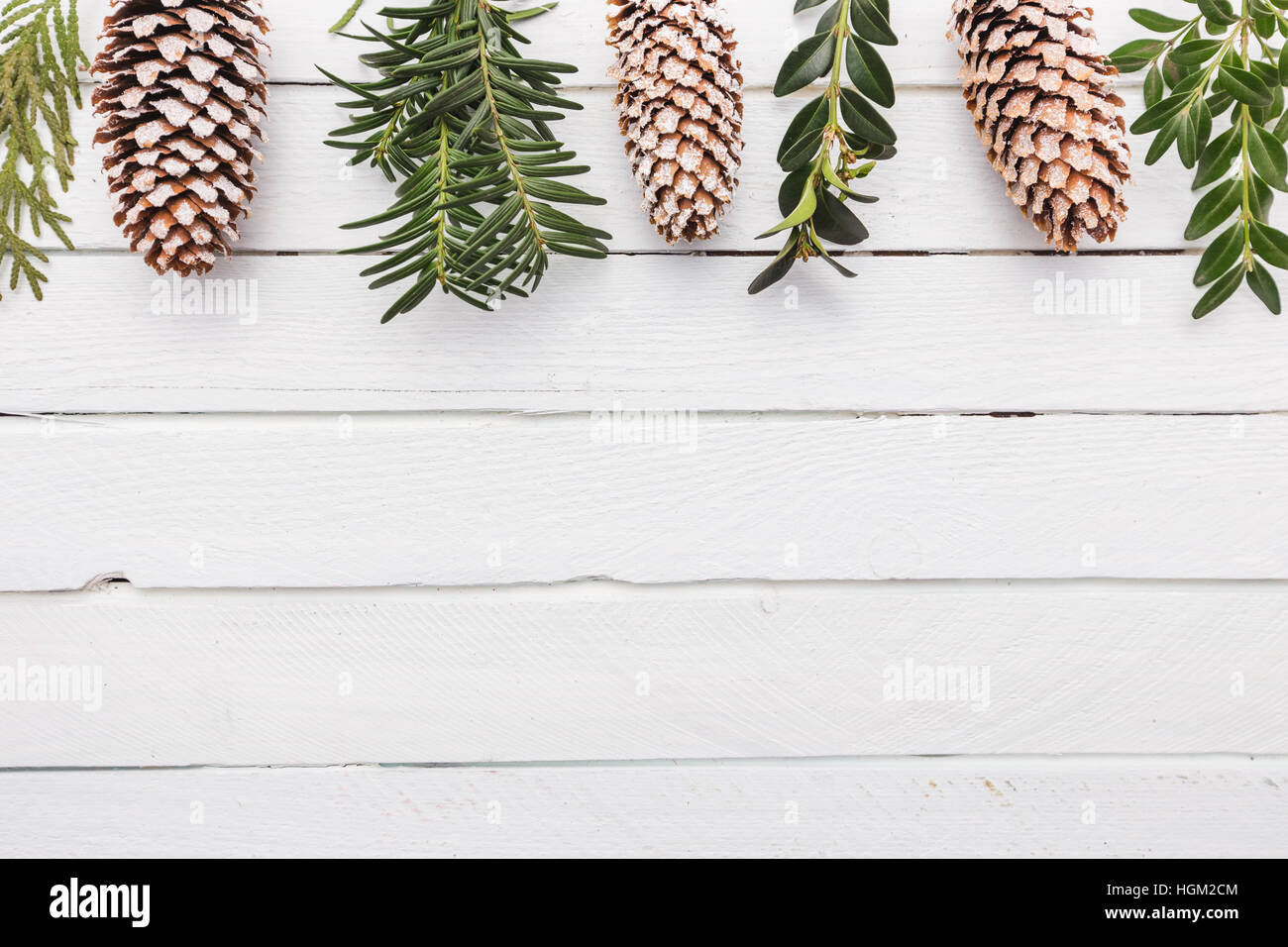 Noël en bois blanc avec bordure de cocottes couvertes de neige Banque D'Images