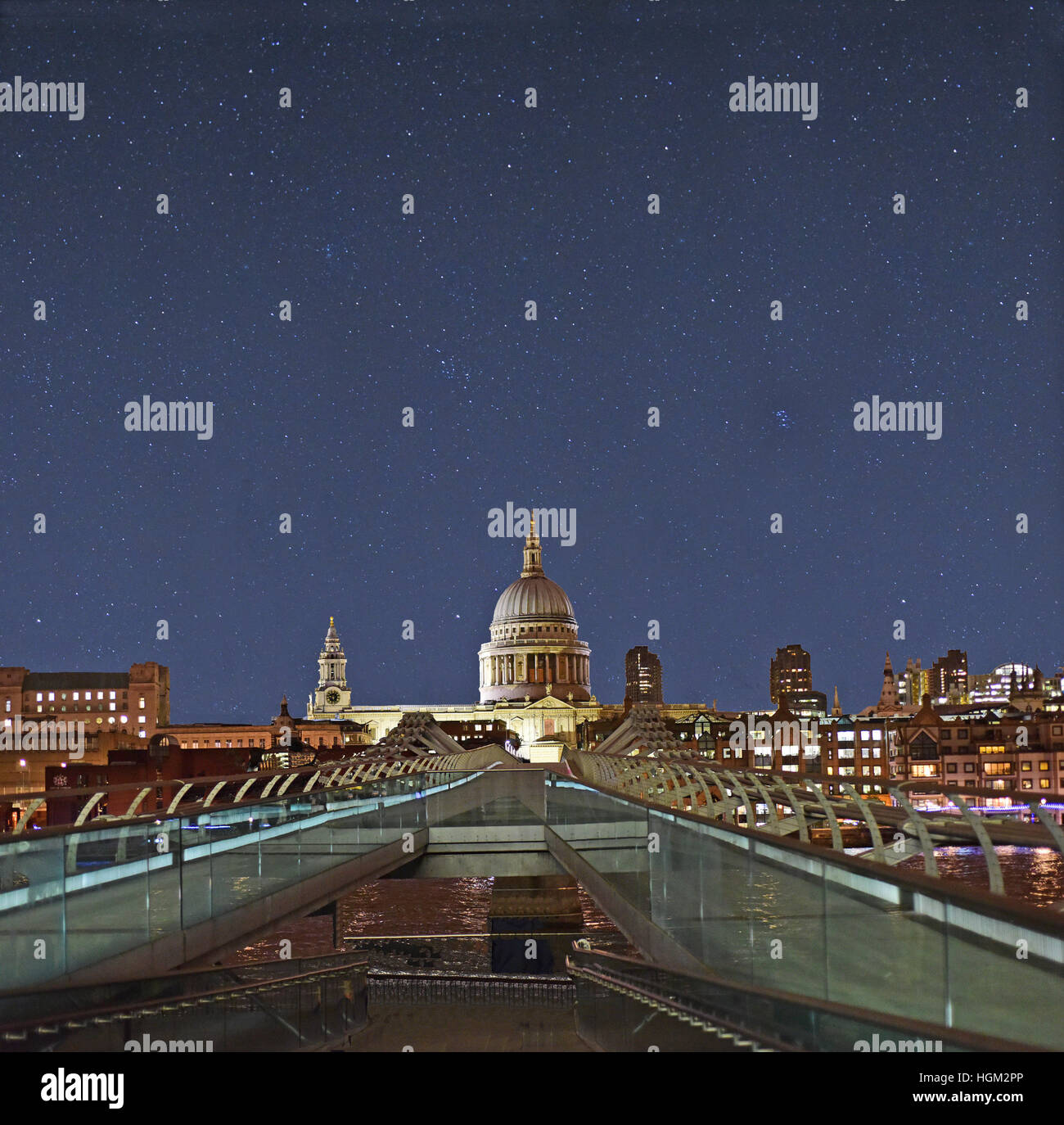 Le Millennium Bridge et le grand dôme de la cathédrale St Paul à Londres contre un ciel de nuit claire. Banque D'Images