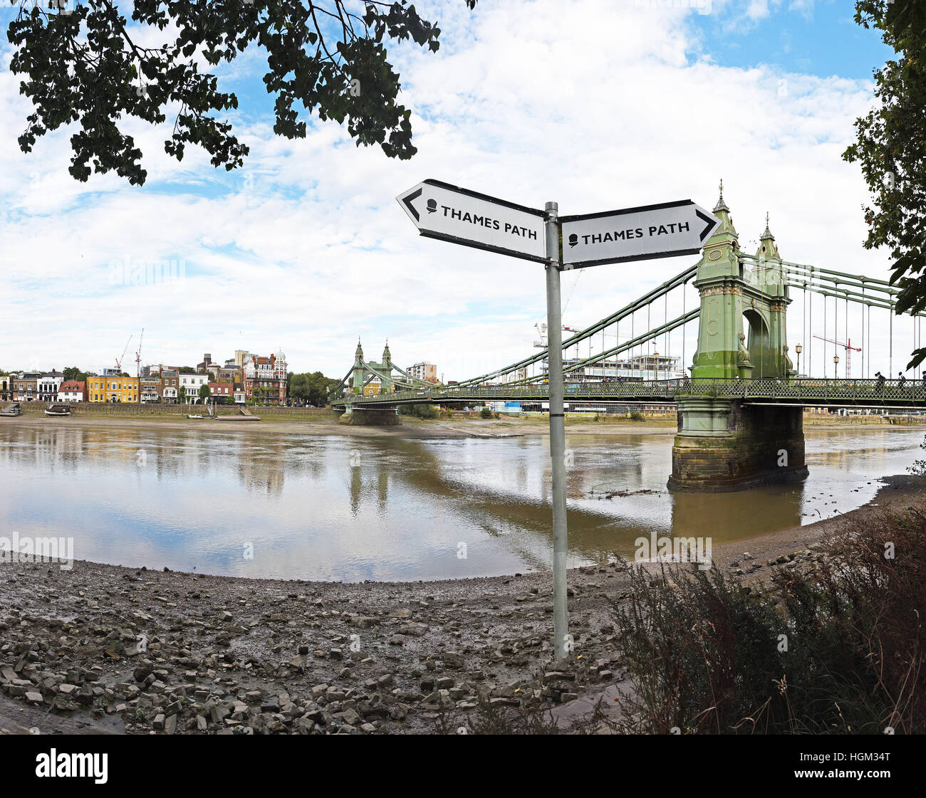 Thames path signe par les rives de la Tamise près du pont de Hammersmith. Banque D'Images