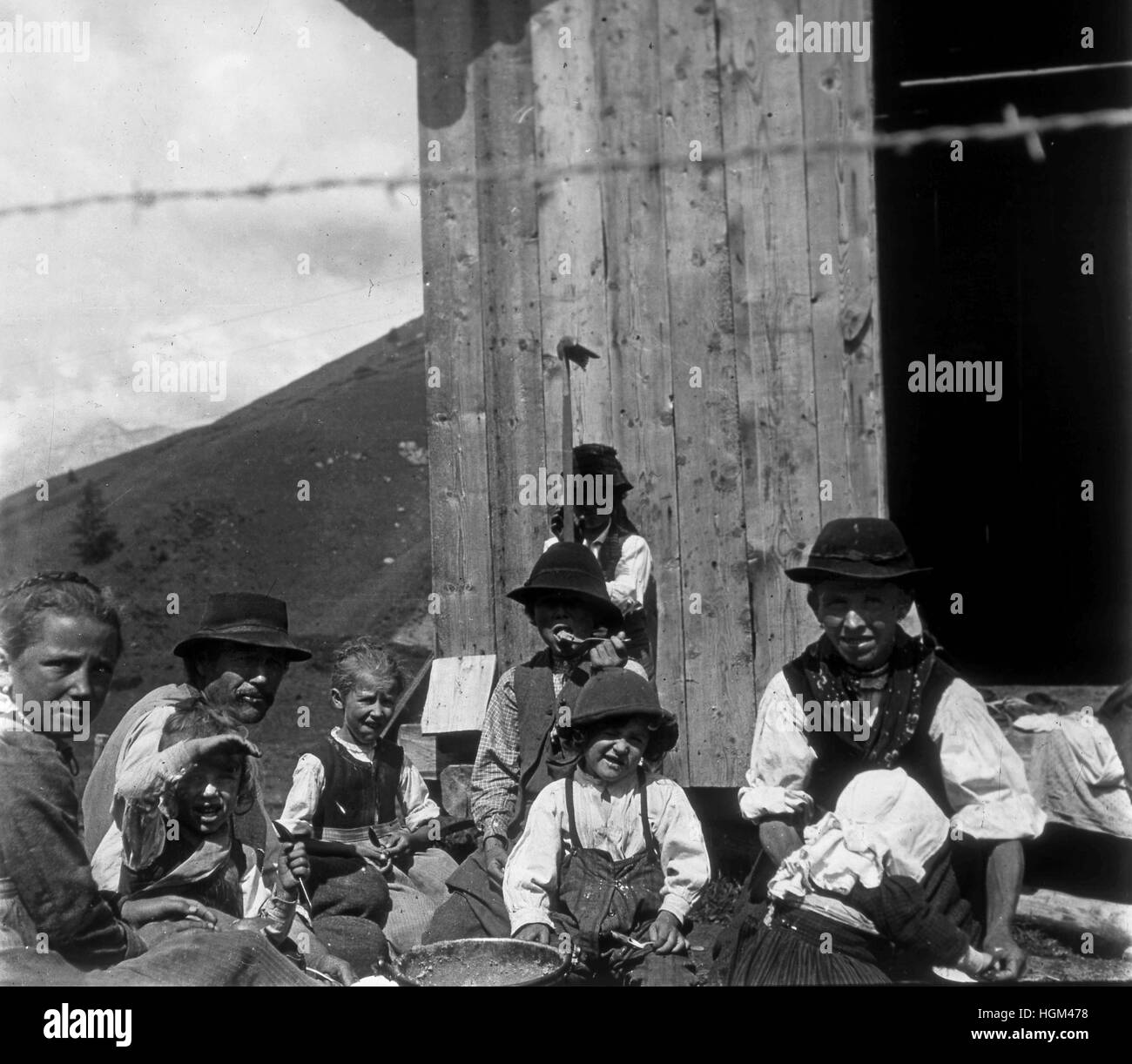 Les Dolomites Italie. Famille ladine ethnique mangeant dans les Dolomites Italie 1927 Banque D'Images