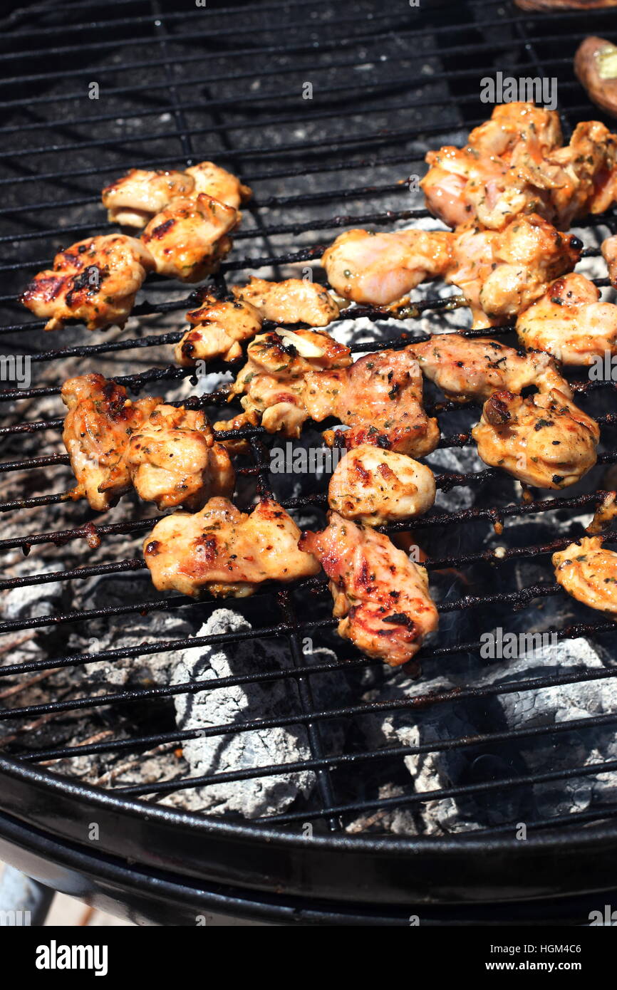 Morceaux de poulet mariné cuisson sur un barbecue Banque D'Images