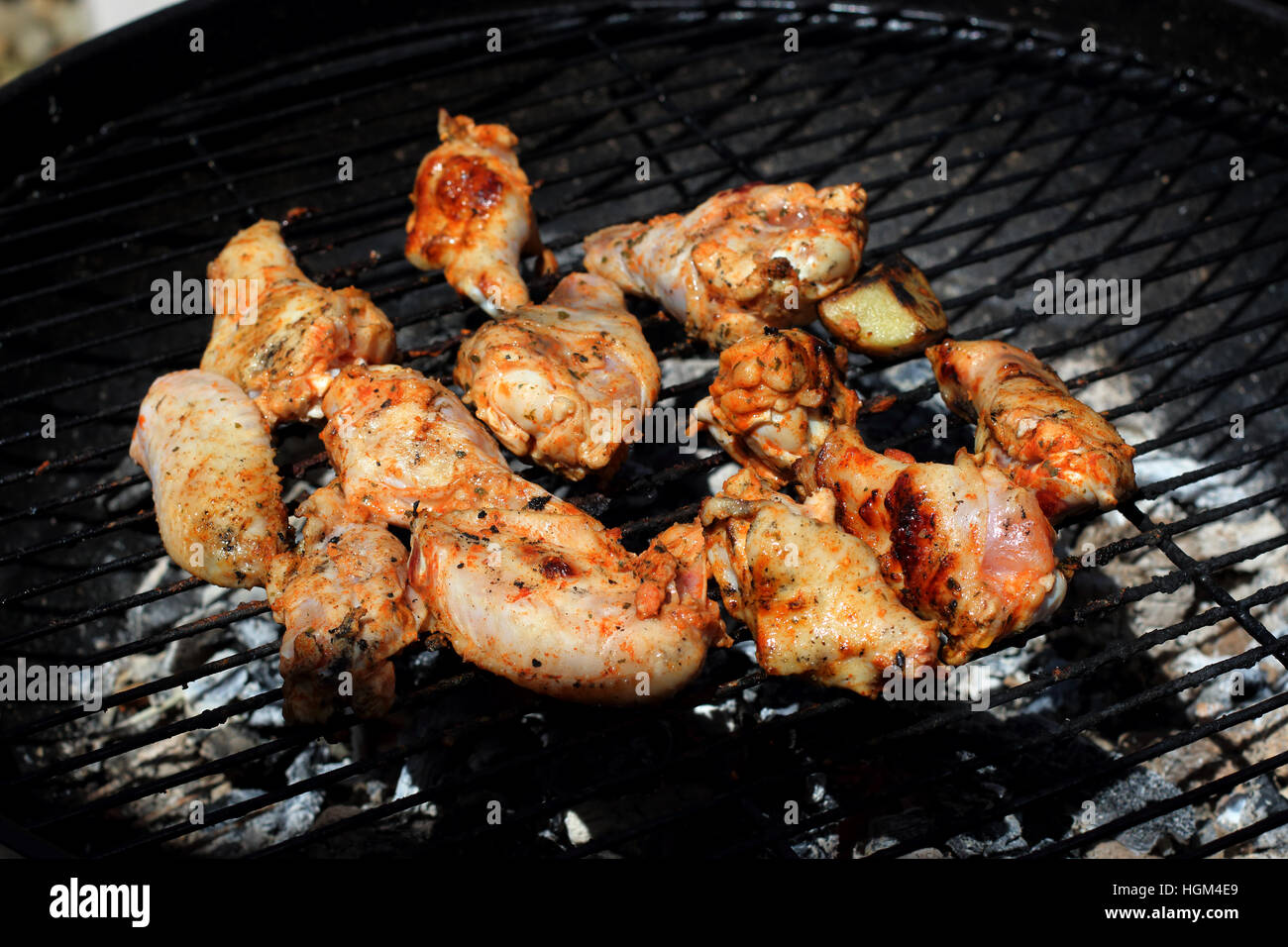 Morceaux de poulet mariné cuisson sur un barbecue Banque D'Images