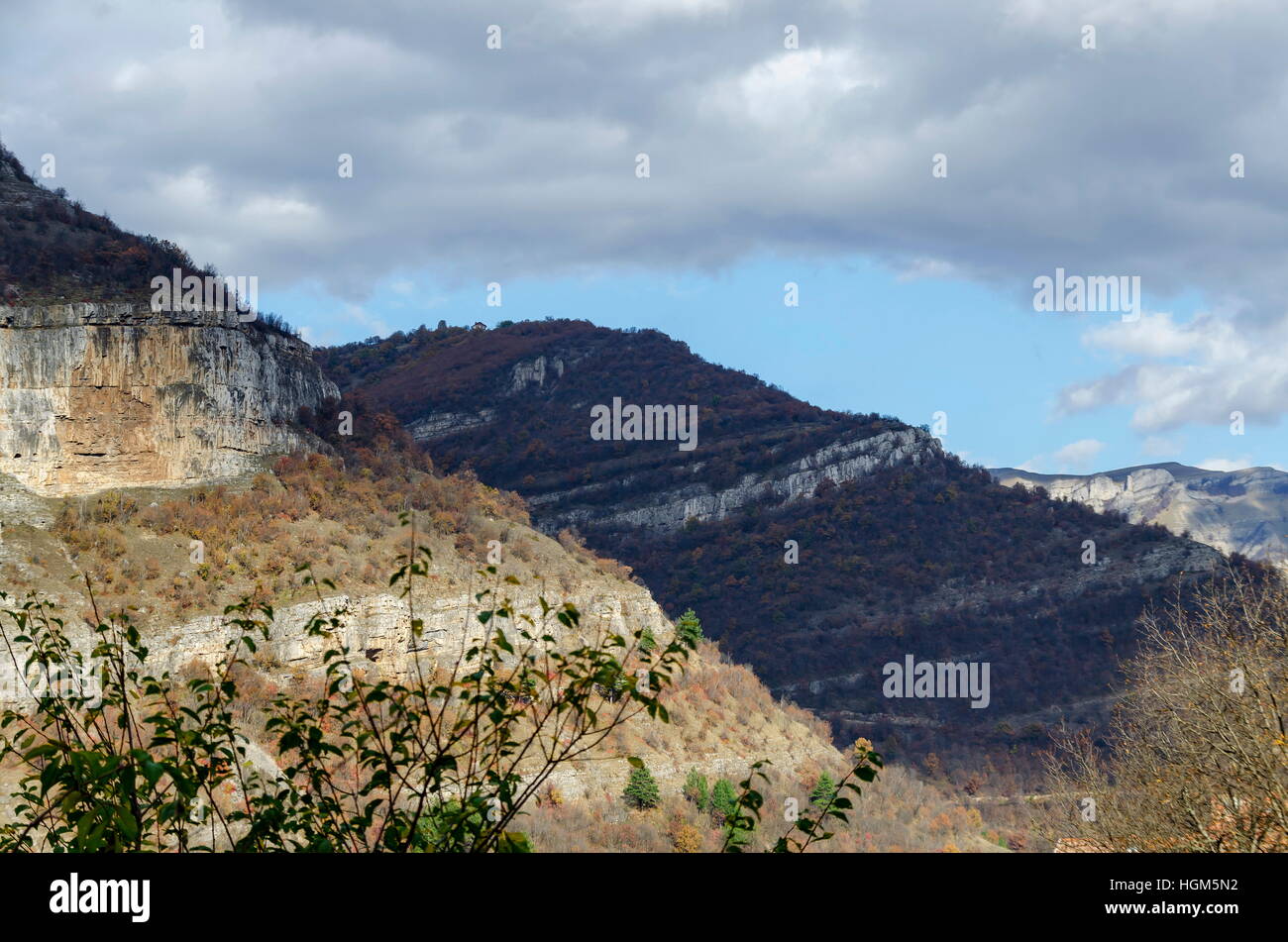 De magnifiques roches Lakatnik dans toute la hauteur, rivière Iskar souillent, Sofia, Bulgarie province Banque D'Images