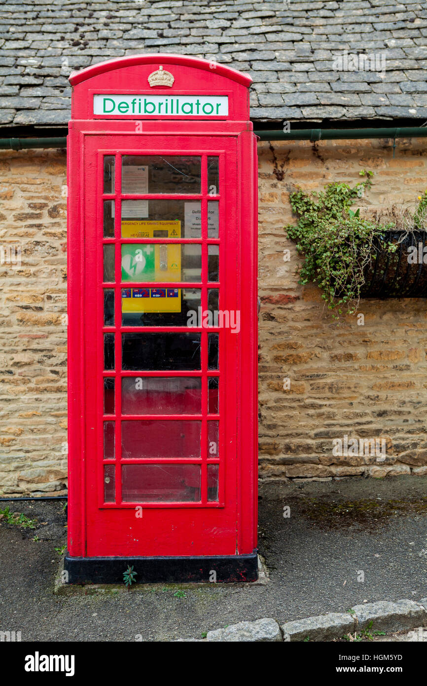 Défibrillateur. Vieux téléphone rouge fort maintenant utilisé pour maintenir l'équipement de sauvetage d'urgence Banque D'Images