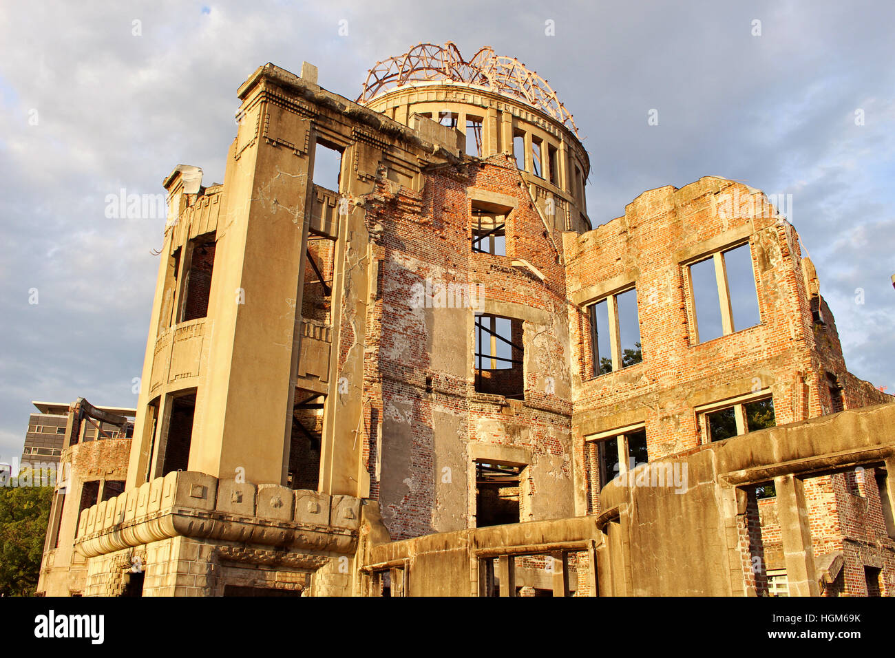 Vue sur le dôme de la bombe atomique sur un après-midi nuageux Banque D'Images