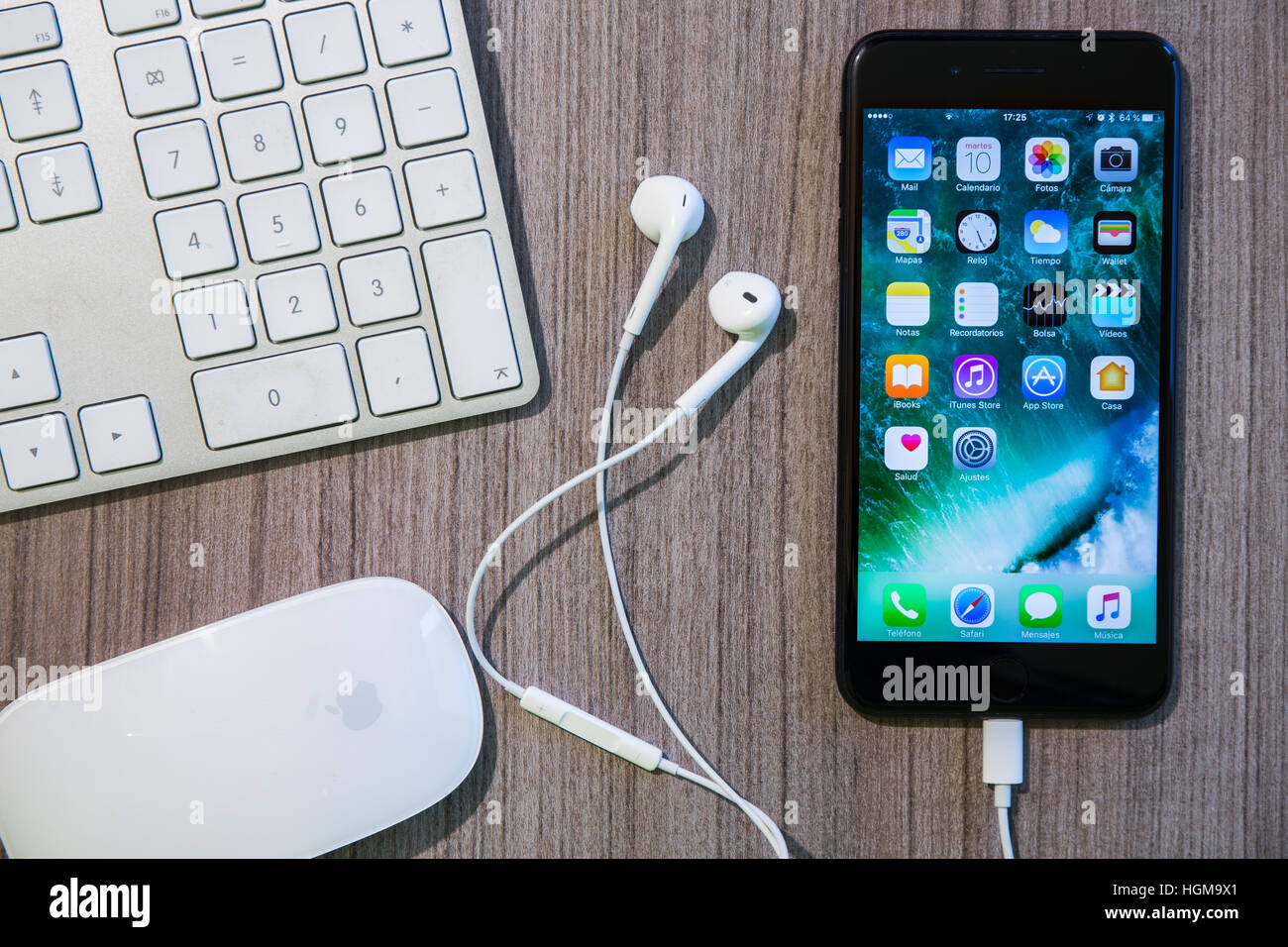 Apple iphone 7 plus avec un clavier Mac, la souris et le casque dans un  espace de table en bois Photo Stock - Alamy