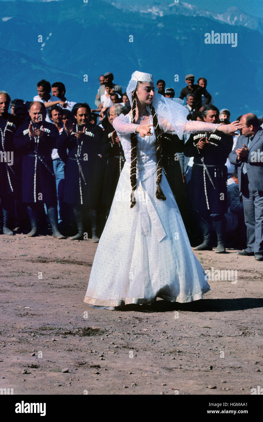 Jeune femme géorgienne en robe de mariage ou mariage ou géorgienne danseur danse Mariage Géorgie Banque D'Images