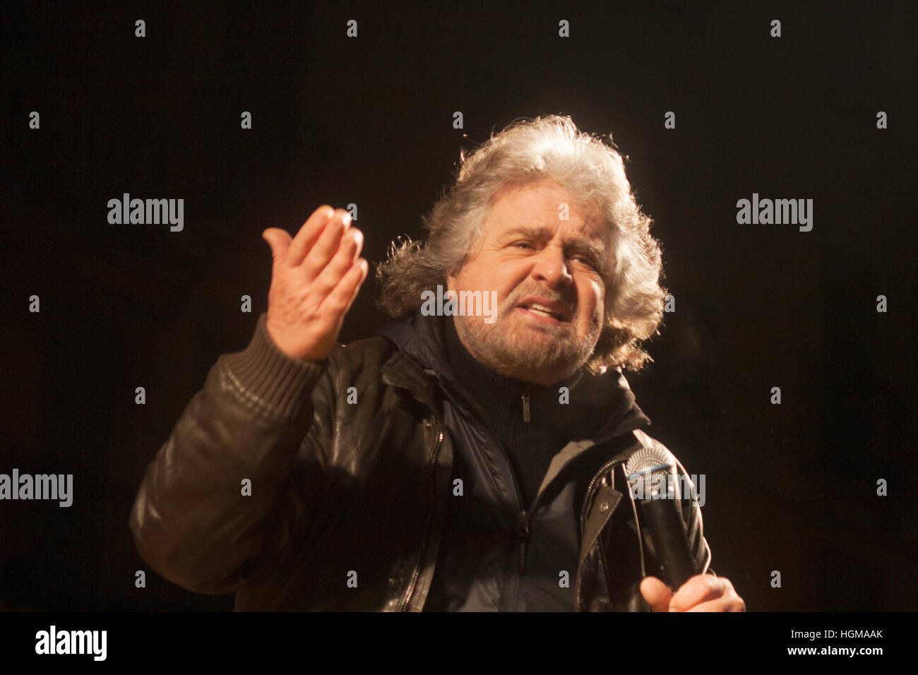 Vicenza, Italie - 11 mars 2010 : Beppe Grillo, le célèbre compositeur italien et blogueur, leader du mouvement 5 étoiles, parle à ses partisans. Banque D'Images