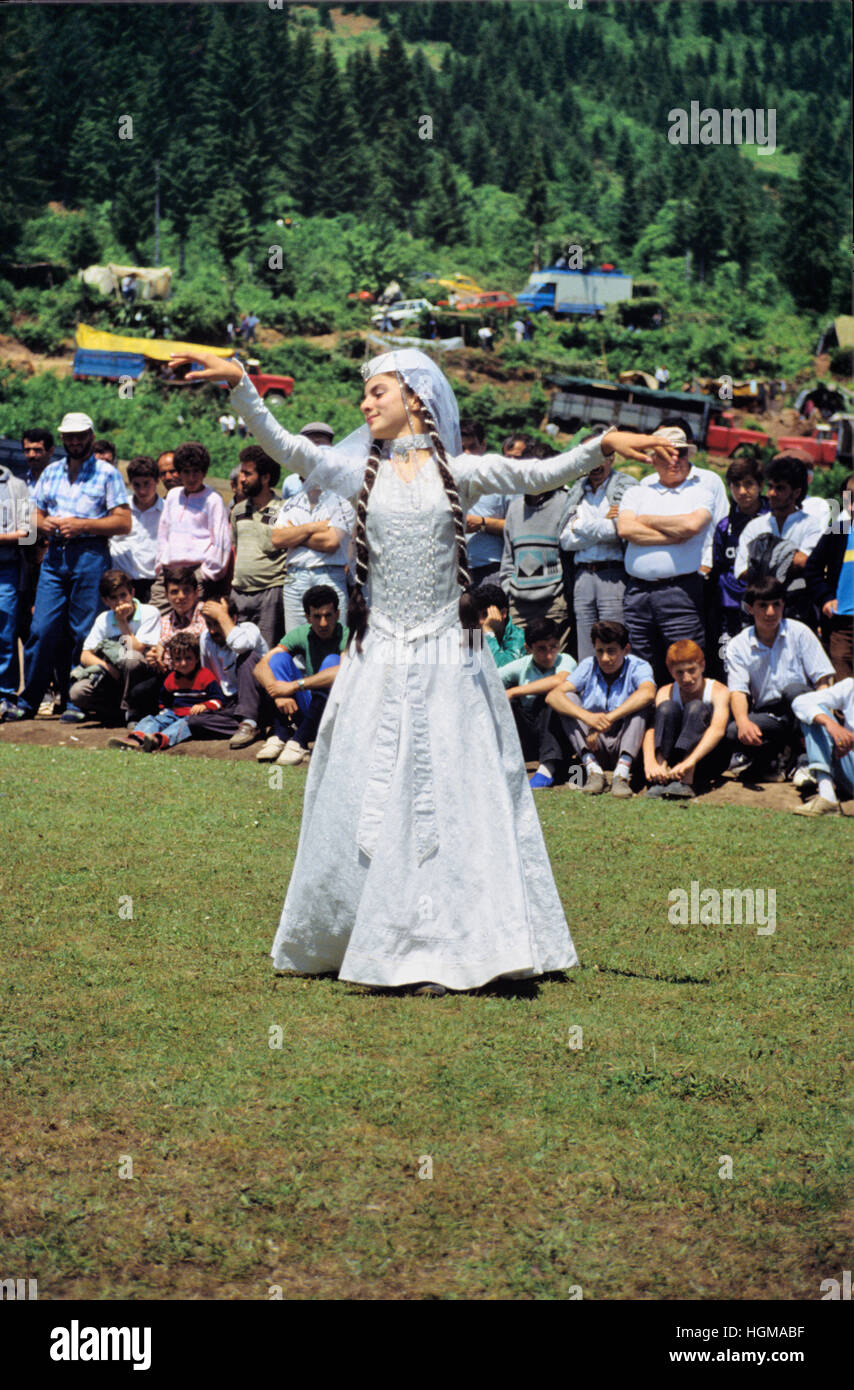 Jeune femme géorgienne en robe de mariage ou mariage ou géorgienne danseur danse  Mariage Géorgie Photo Stock - Alamy