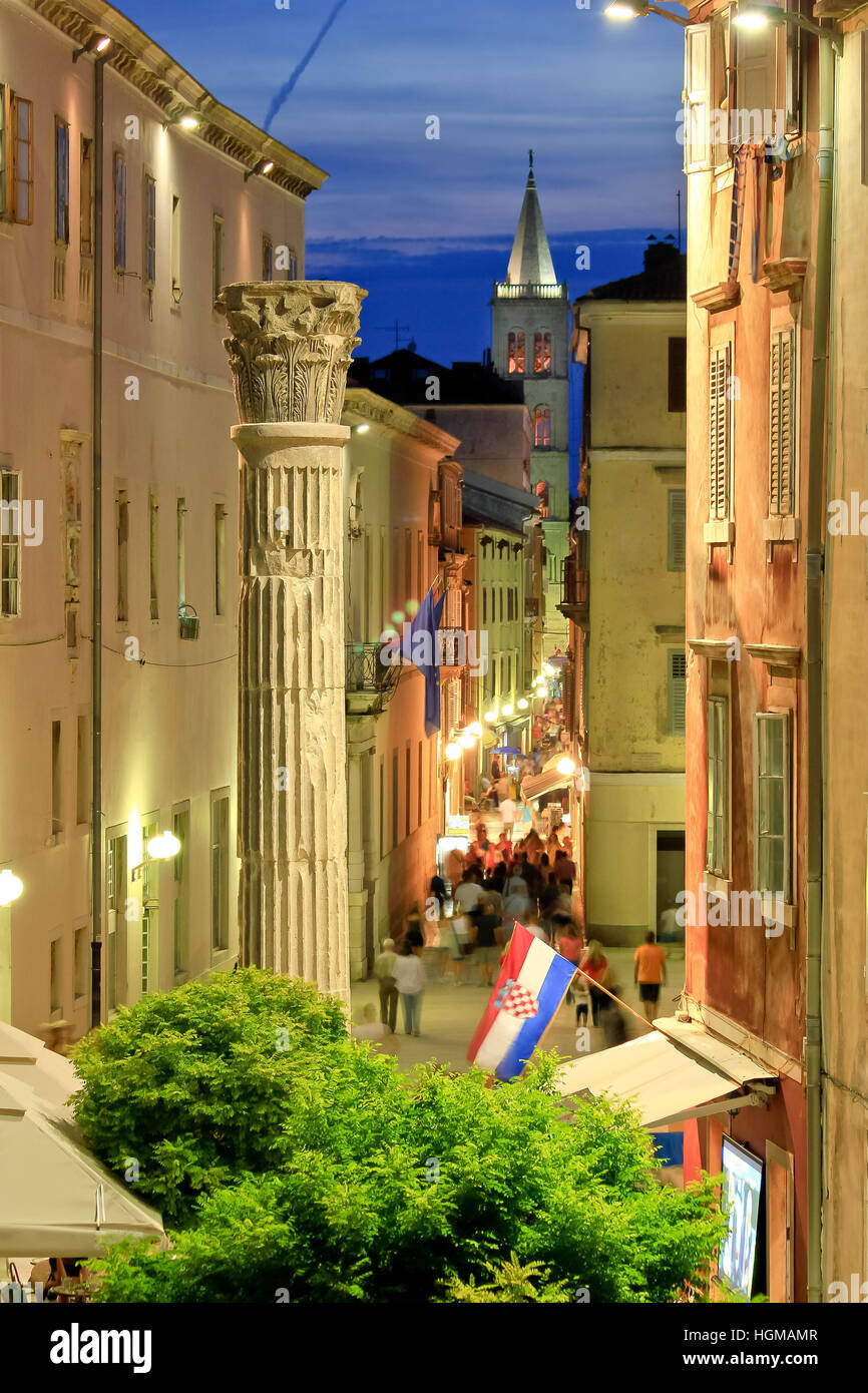 La rue historique de Zadar colorée Vue de nuit Banque D'Images