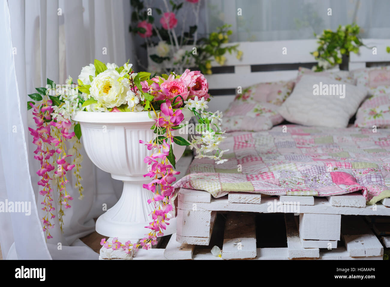 Chambre avec le décor de fleurs dans un style rustique Banque D'Images
