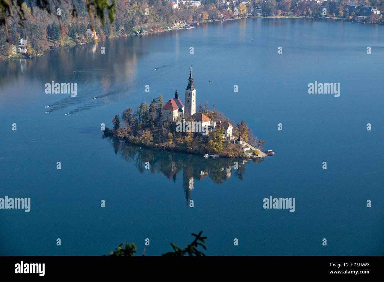 Vue panoramique sur le lac de Bled et à l'automne de l'île de Bled en Slovénie Banque D'Images