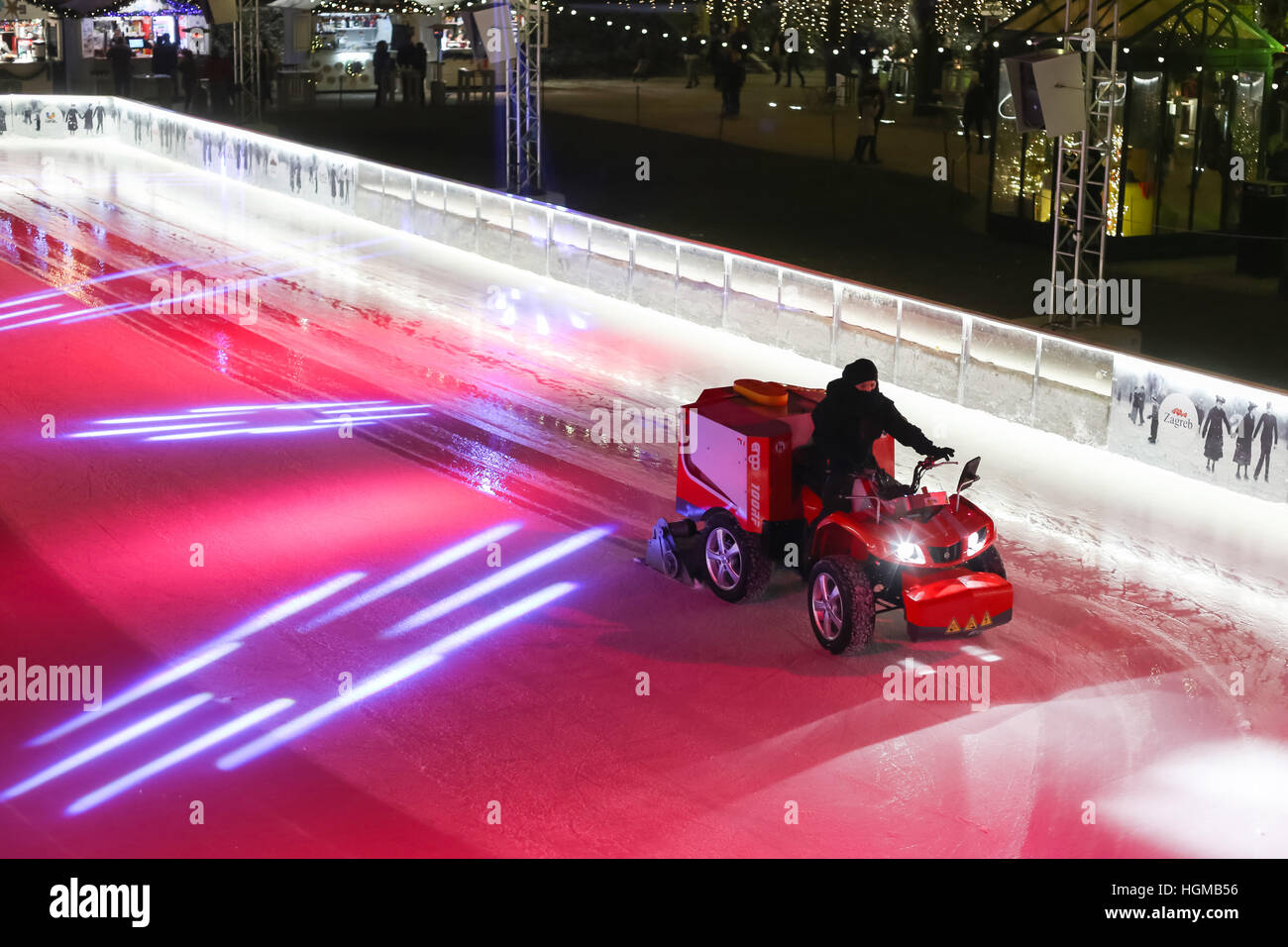 Un homme le lissage de la resurfaceuse de glace glace à la patinoire de la ville au temps de l'Avent en roi Tomislav Square à Zagreb, Croatie. Banque D'Images