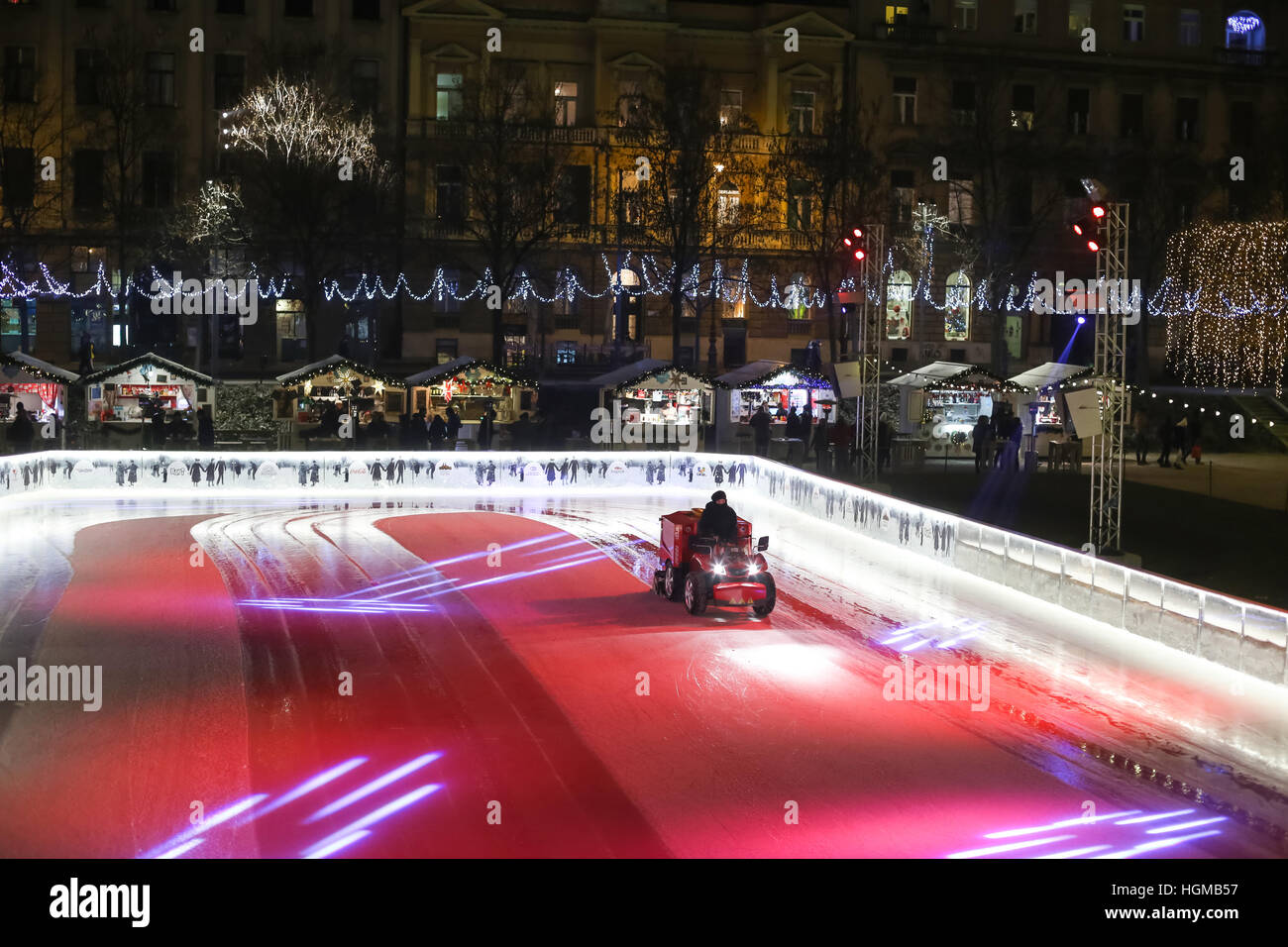 Un homme le lissage de la resurfaceuse de glace glace à la patinoire de la ville au temps de l'Avent en roi Tomislav Square à Zagreb, Croatie. Banque D'Images