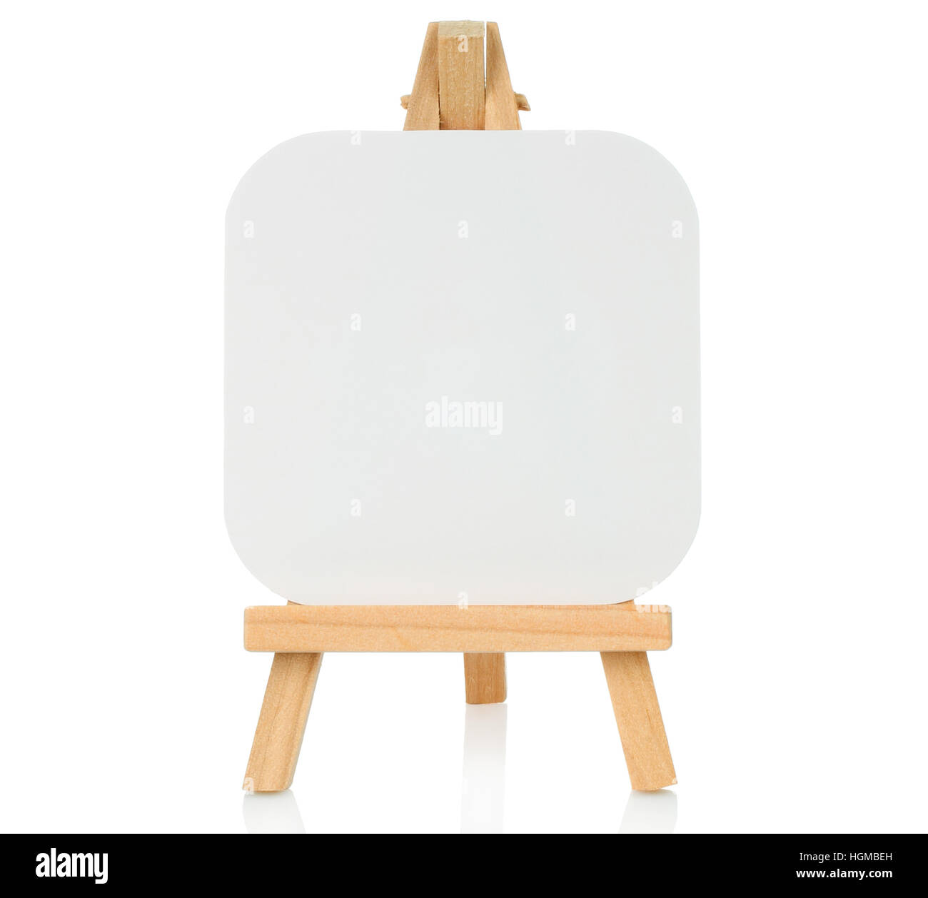 De chevalet bois avec du papier blanc à blanc isolé sur fond blanc Banque D'Images
