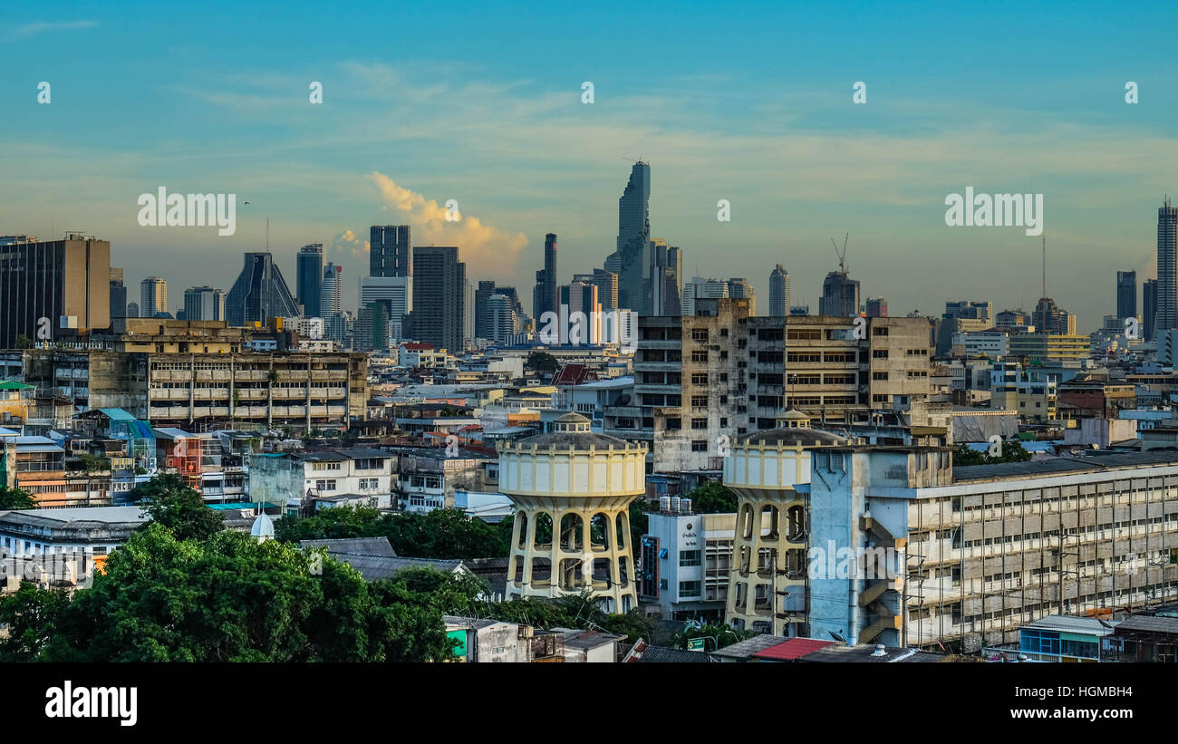 Asie Thaïlande Bangkok Cityscape Bâtiments gratte-ciel Tour de l'eau arbres vert Mélange de ciel coucher de soleil paysage de toits de maisons Banque D'Images