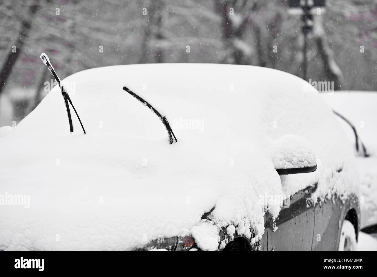 Essuie-glaces d'une voiture couverte de neige après les fortes chutes de neige Banque D'Images