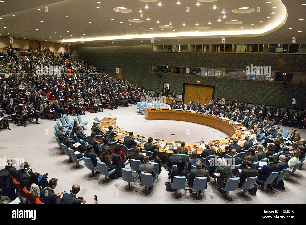 (170110) -- ORGANISATION DES NATIONS UNIES, 10 janvier 2017 (Xinhua) -- Photo prise le 10 janvier 2017 montre un large point de vue du Conseil de sécurité un débat ouvert au niveau ministériel sur la prévention des conflits et le maintien de la paix au siège des Nations Unies à New York. Le Secrétaire Général des Nations Unies, Antonio Guterres, a exigé mardi l'ONU et les États membres à faire des changements correspondants à leur stratégie et opérations d'empêcher la guerre et maintenir la paix. Dans son premier discours au Conseil de sécurité après avoir pris le pouvoir, Guterres a souligné la nécessité de rééquilibrer l'approche à la paix et à la sécurité mondiale par d'éviter les conflits d'avance ins Banque D'Images