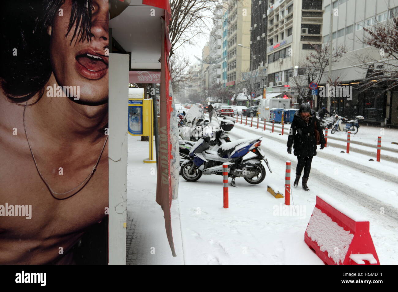 Thessalonique, Grèce. Janvier 10th, 2017. Grèce Météo. La neige à Thessalonique. Une femme marche réussir un kiosque dans le nord de la ville grecque de Thessalonique, comme la Grèce face à des températures de gel et de neige record. © Orhan Tsolak / Alamy Live News Banque D'Images