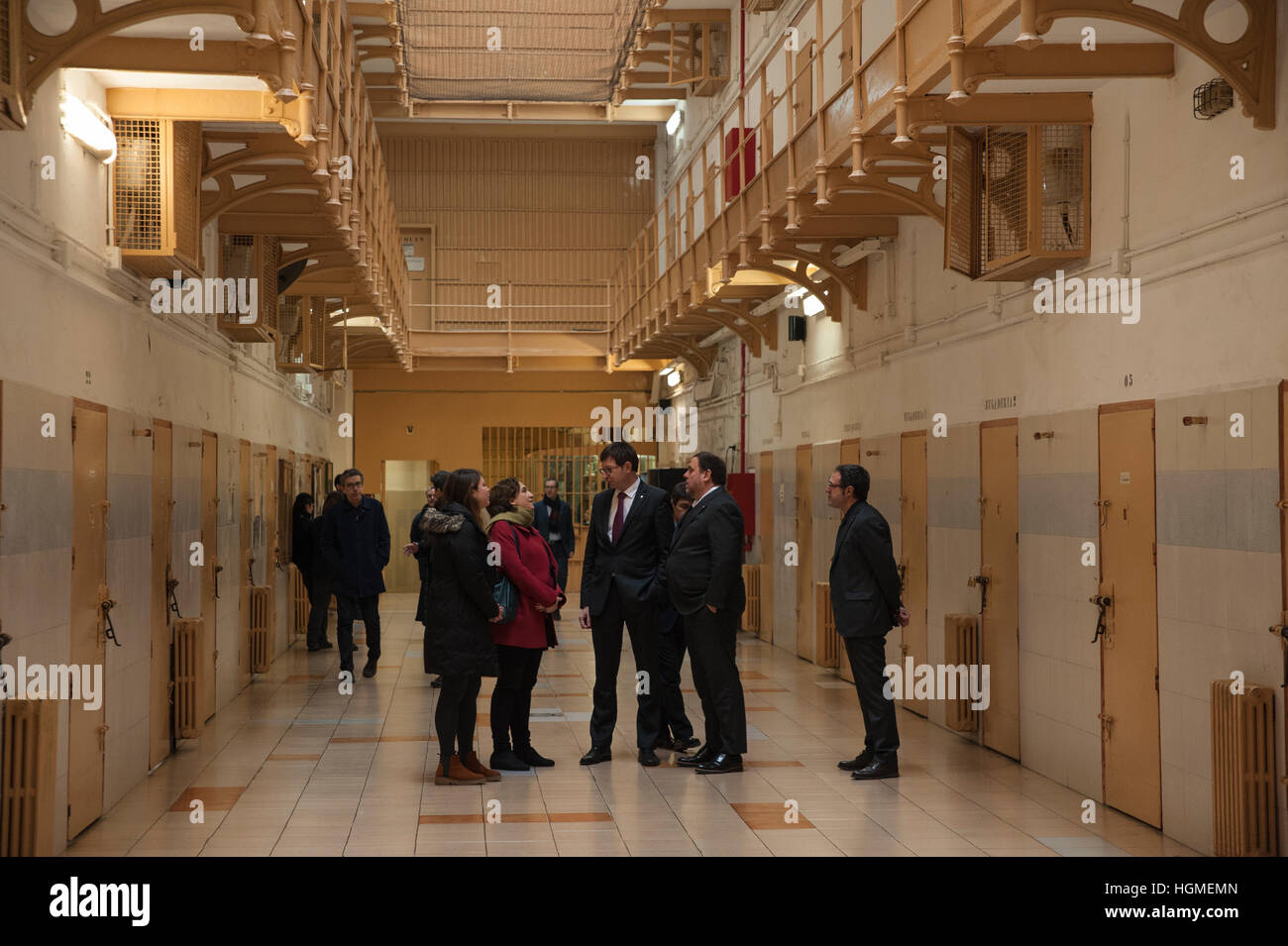 Espagne, Barcelone. 10 janvier, 2017. Le vice-président du gouvernement de la Catalogne, Oriol Junqueras et le maire de Barcelone Ada Colau parler à l'intérieur de la prison "modèle" avant la signature de l'accord qui facilitera la démolition de l'ancienne prison. La prison "modèle" a été inauguré en 1904 et est doyen de la les prisons catalanes, étant devenu un symbole et témoignage de l'histoire de la communauté autonome. Crédit : Charlie Perez/Alamy Live News Banque D'Images