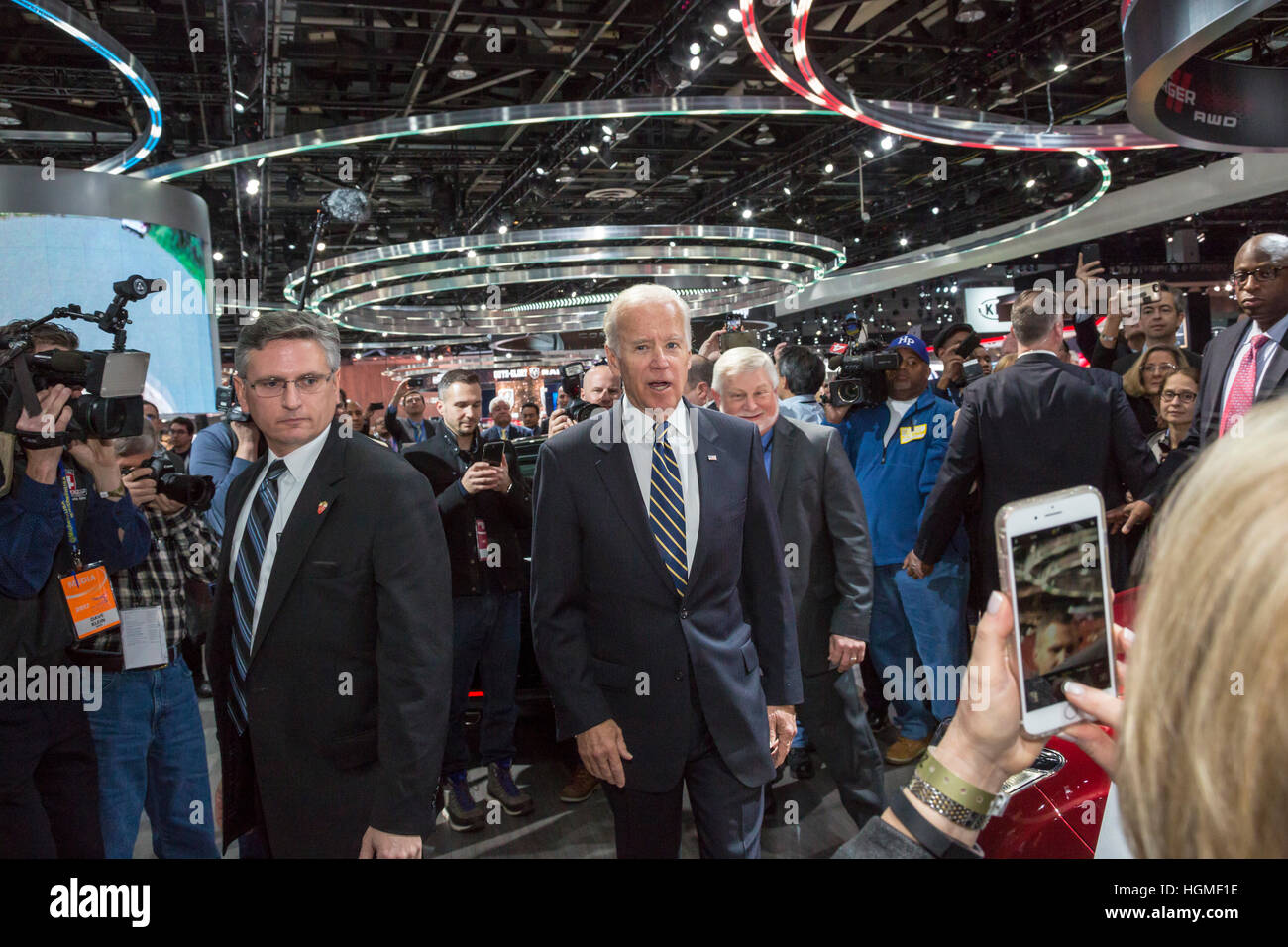 Au Michigan, USA, 2017 .Le 10 janvier. Le vice-président Joe Biden visite le North American International Auto Show. Crédit : Jim West/Alamy Live News Banque D'Images