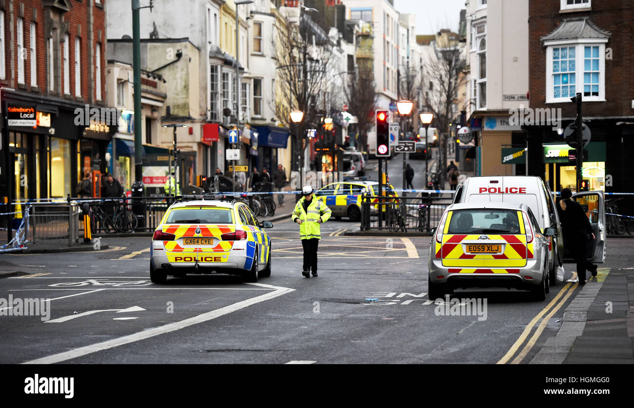 Brighton, UK. Jan 11, 2017. La police sur les lieux d'un délit de fuite survenu à la jonction de l'Old Steine et St James's Street à Londres où un piéton a été tué . Crédit : Simon Dack/Alamy Live News Banque D'Images