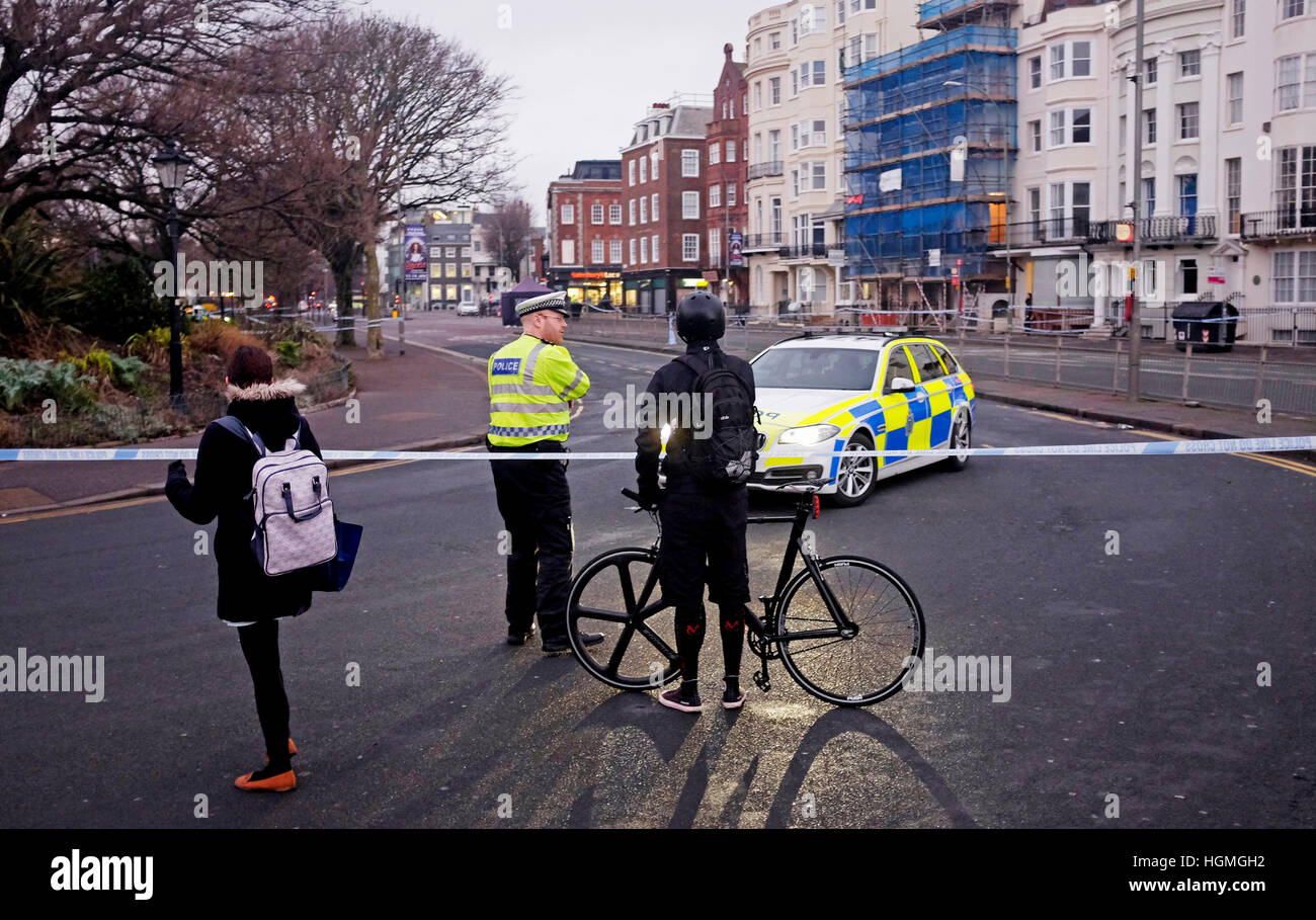 Brighton, UK. Jan 11, 2017. la police sur les lieux d'un délit de fuite survenu à la jonction de l'old steine et St James's Street à Londres où un piéton a été tué . Crédit : Simon dack/Alamy live news Banque D'Images