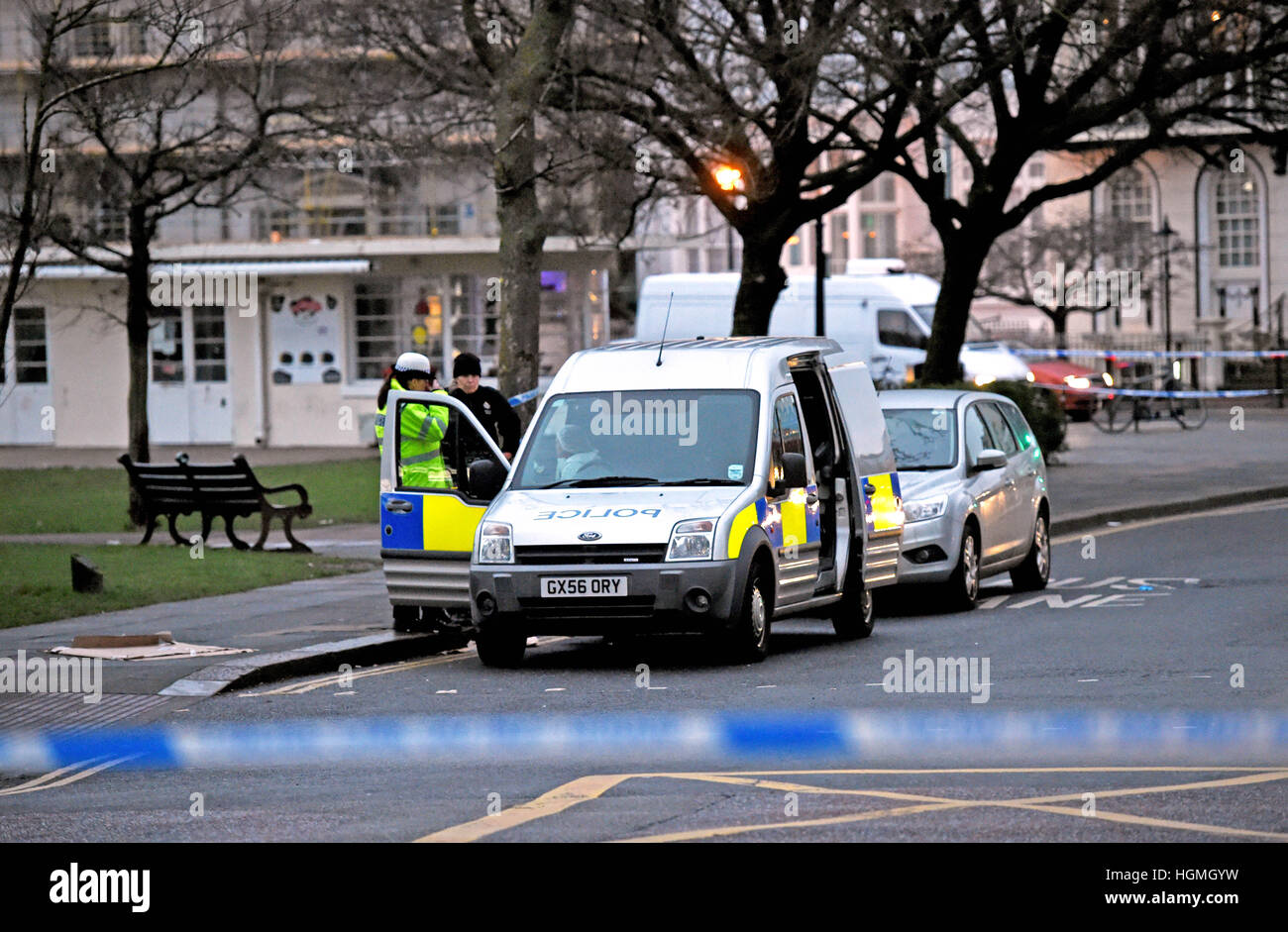 Brighton, UK. Jan 11, 2017. La police sur les lieux d'un délit de fuite survenu à la jonction de l'Old Steine et St James's Street à Londres où un piéton a été tué . Crédit : Simon Dack/Alamy Live News Banque D'Images