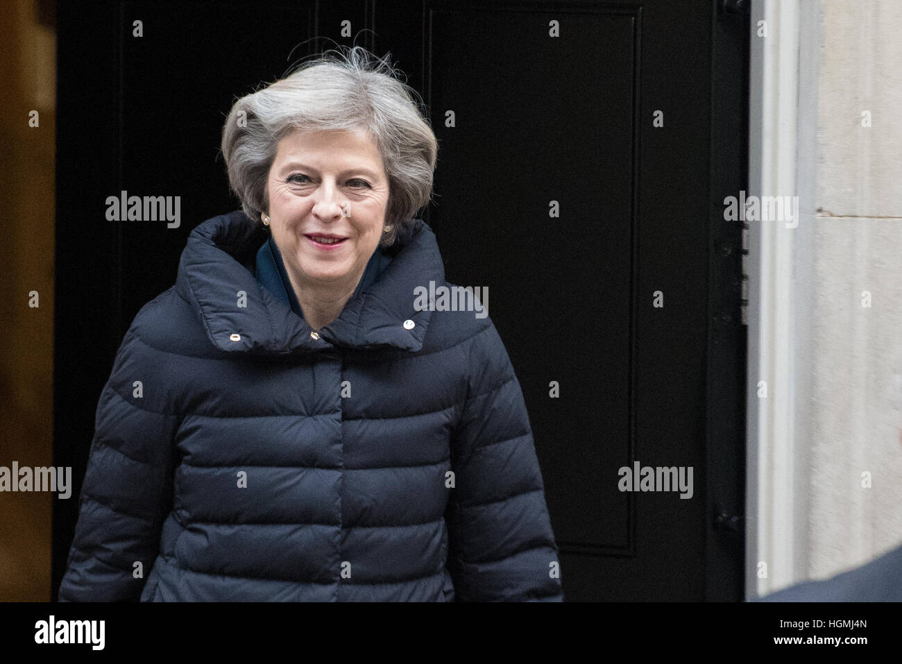 Londres, Royaume-Uni. Jan 11, 2017. Le Premier ministre britannique, Theresa peut laisse 10 Downing Street pour Premier ministres Questions (LF) à la Chambre des communes © Peter Manning/Alamy Live News Banque D'Images